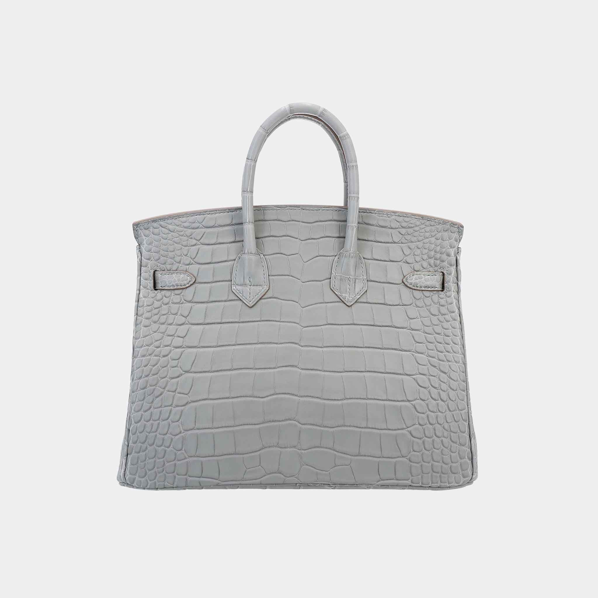 حقيبة Birkin 25 من تمساح مات Alligator بلون Gris Perle مع حليات ذهبية