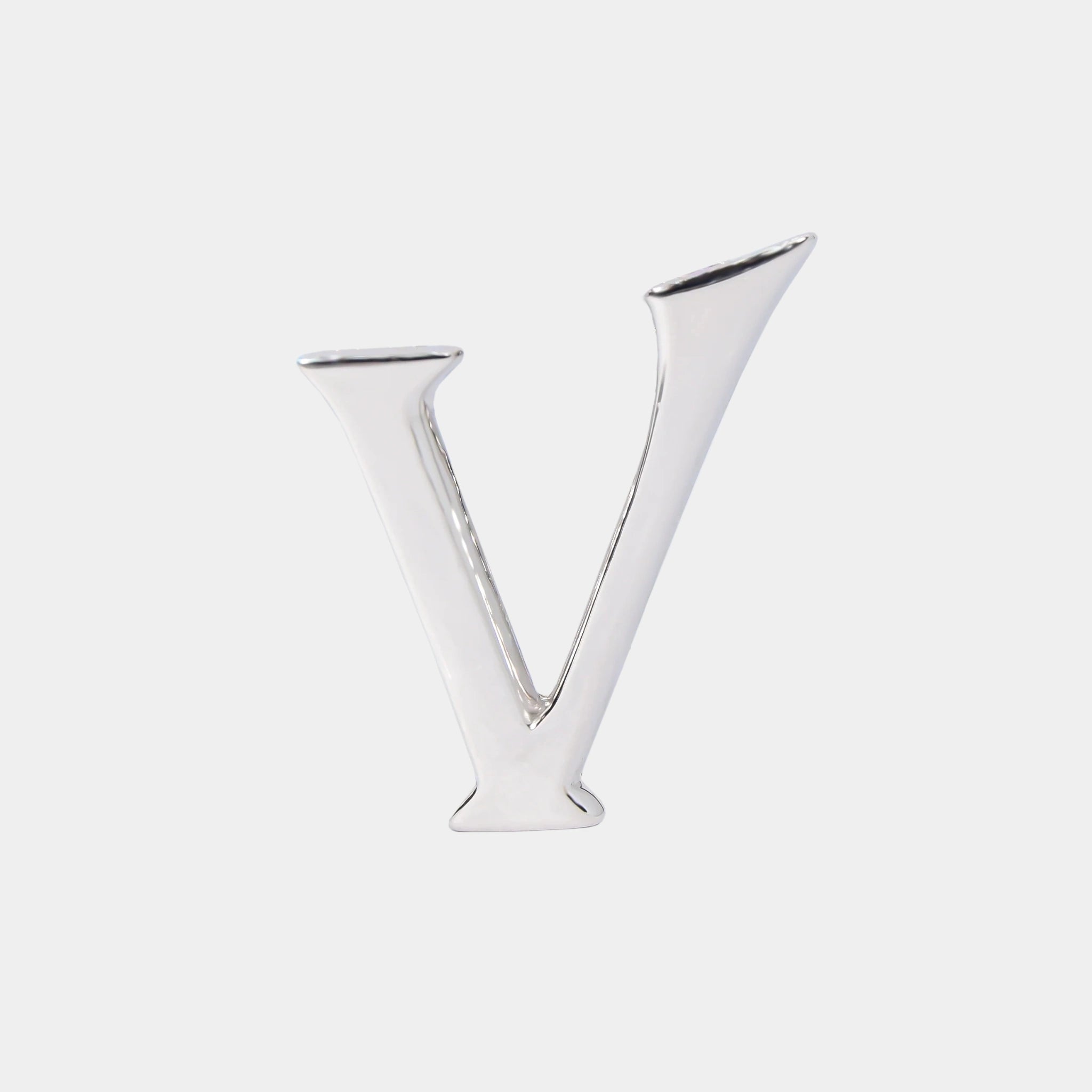 Ashna Mehta Alphabet Bag Bijoux Plain 18K White Gold, Letter V