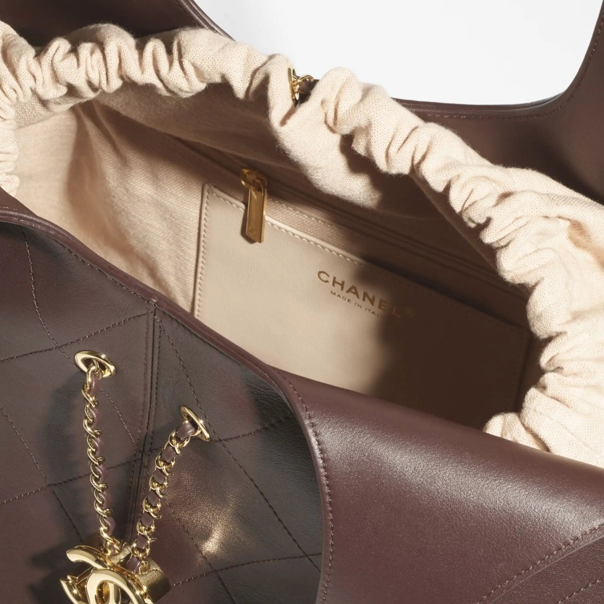 Maxi Shopping Bag Calfskin & Gold Tone Metal Dark Brown, Interior