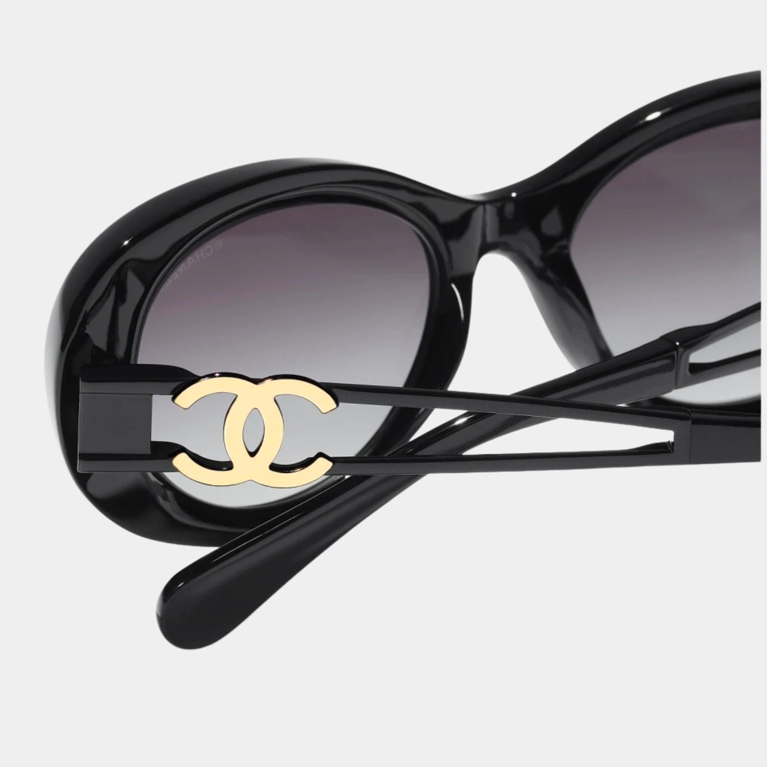 Oval Sunglasses in Acetate and Metal Frame