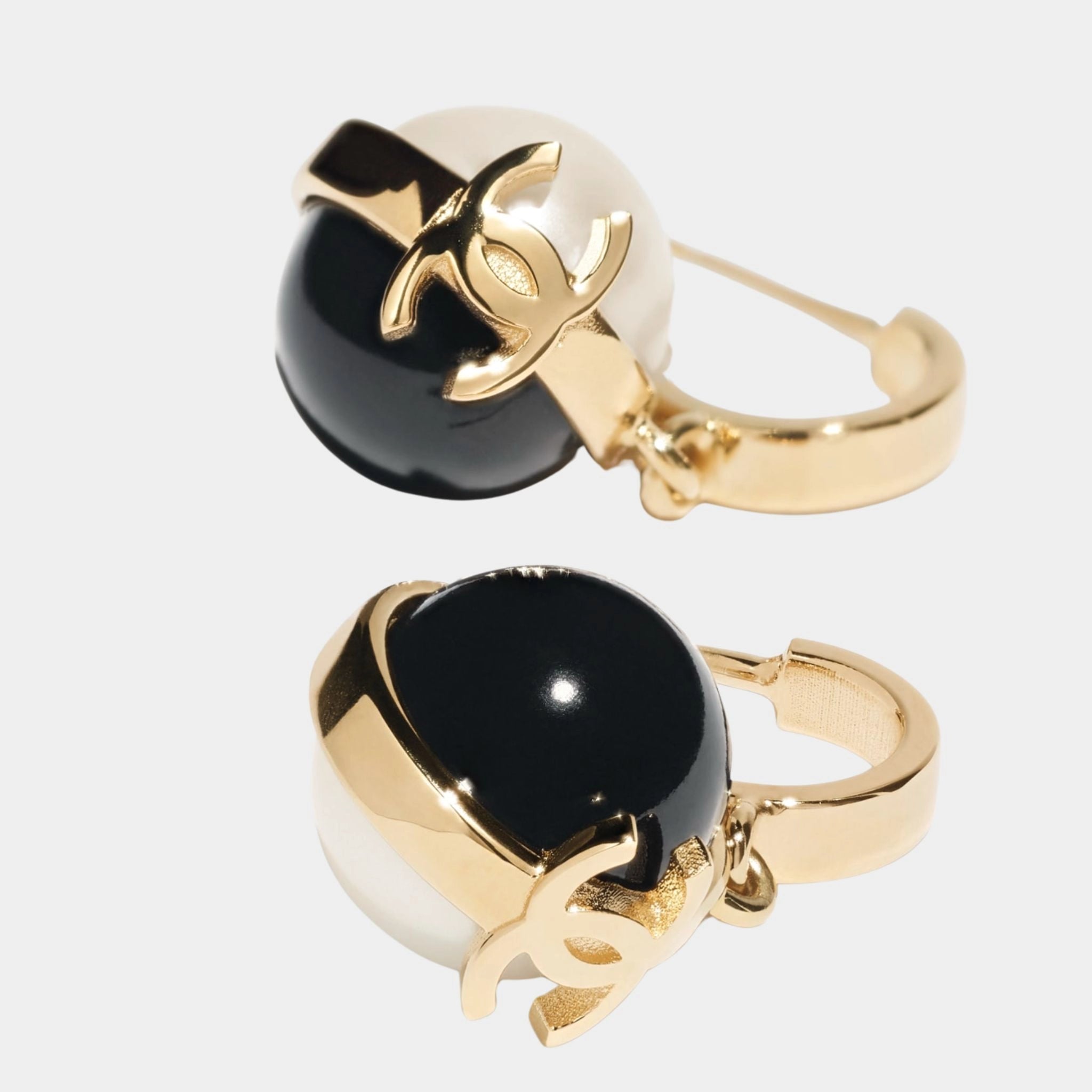 Pendant Earrings Metal & Resin Gold black & Pearly White, Closeup