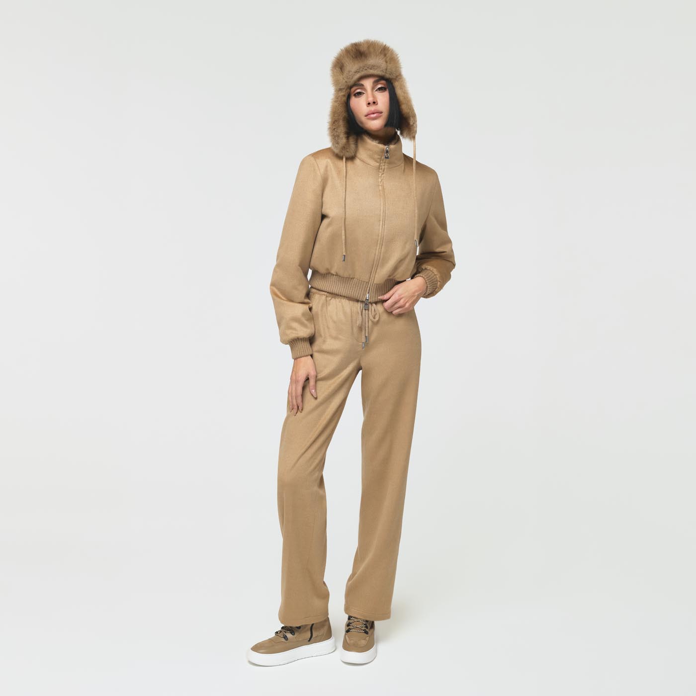 Ogier Caribou Sable Bomber , Light Beige , Model