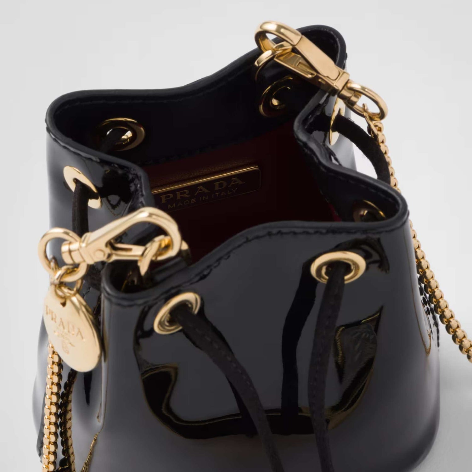 حقيبة Mini Pouch من الجلد اللامع