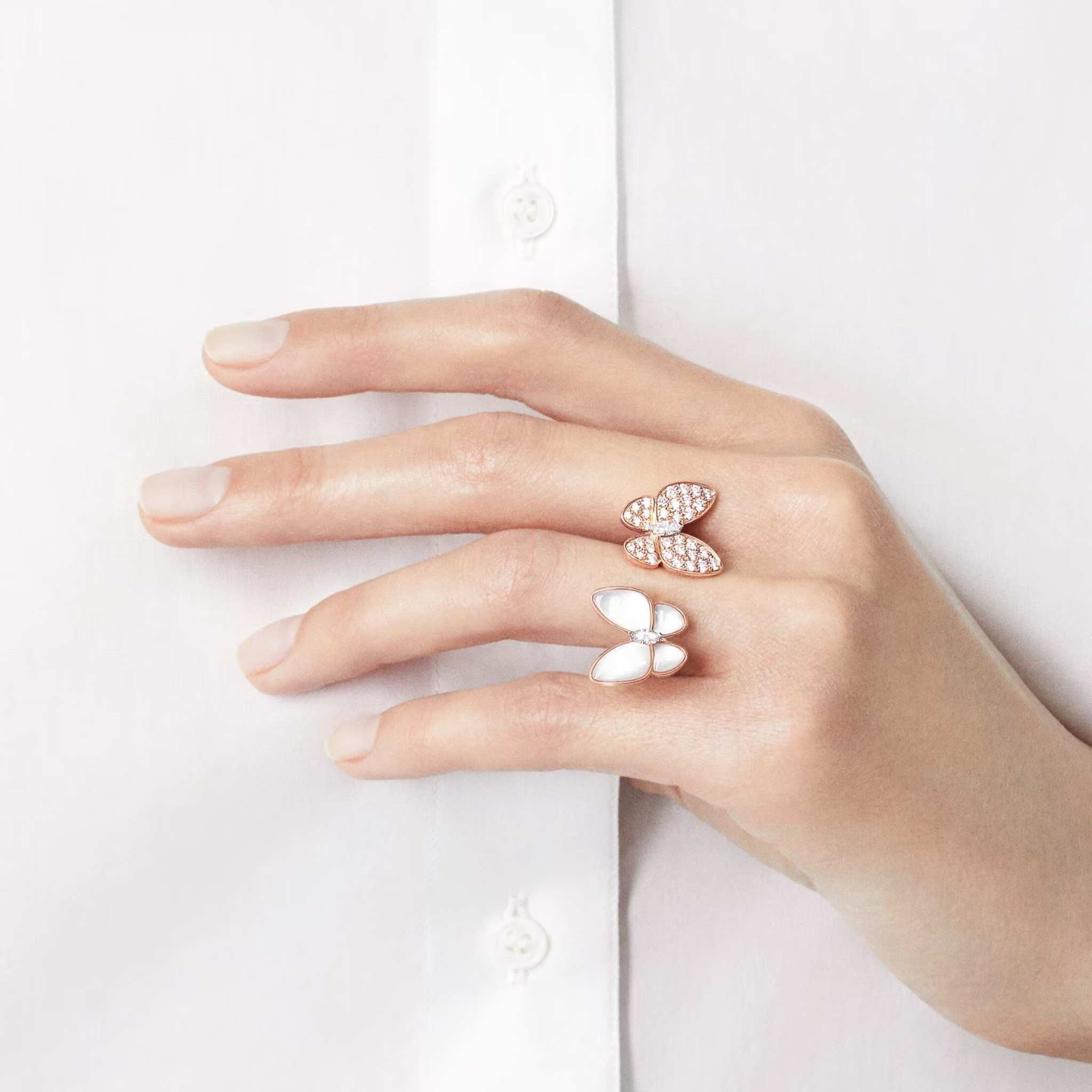 Two Butterfly Between The Finger Ring Rose Gold Diamond With Pearl, Model