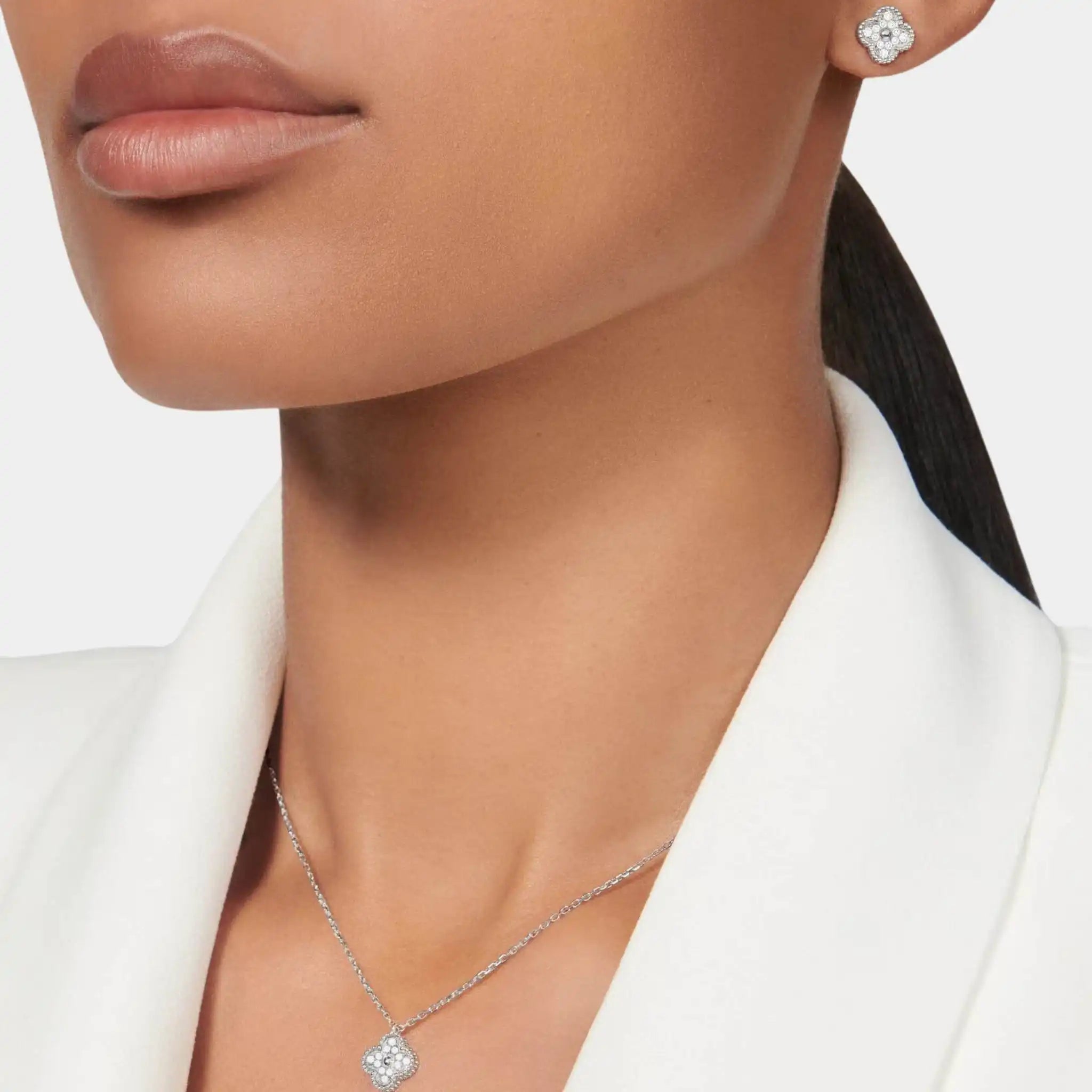 Van Cleef & Arpels Sweet Alhambra Earstuds White Gold Diamond, Model