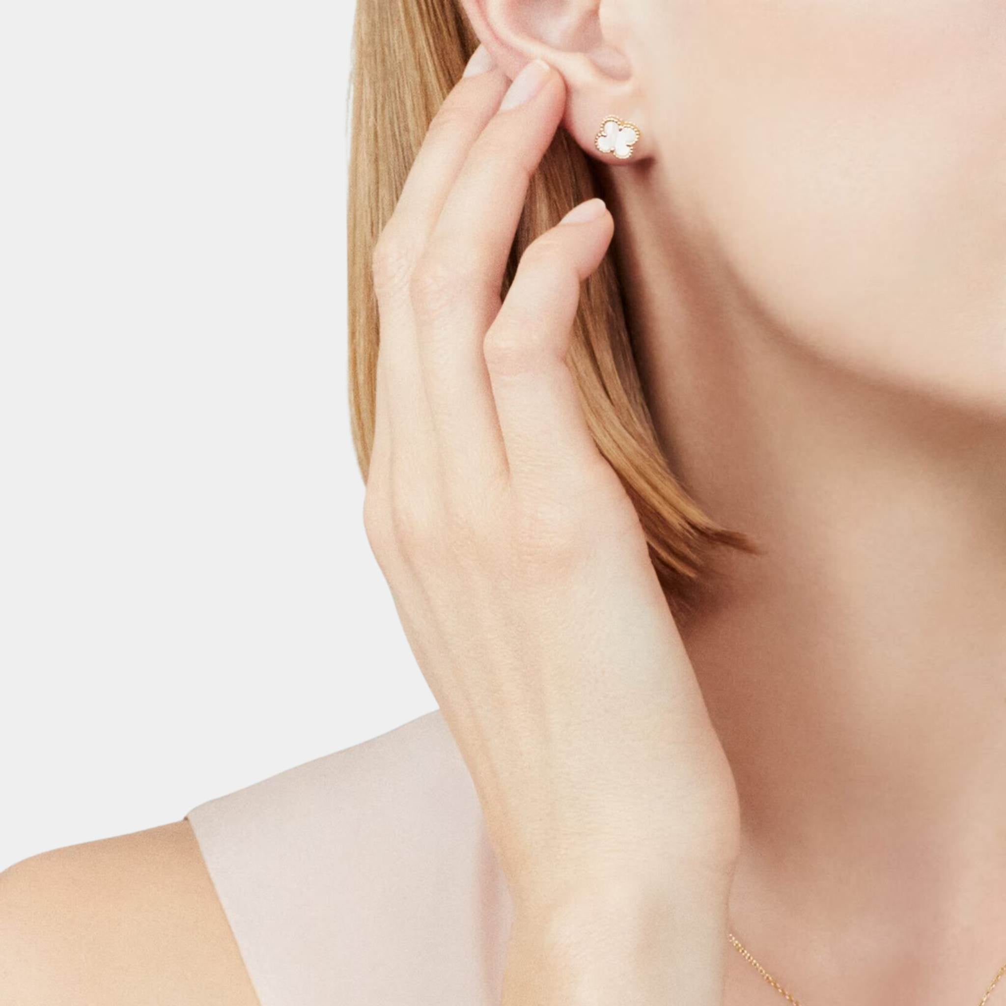 Van Cleef & Arpels Sweet Alhambra Earstuds Yellow Gold Mother Of Pearl, Model