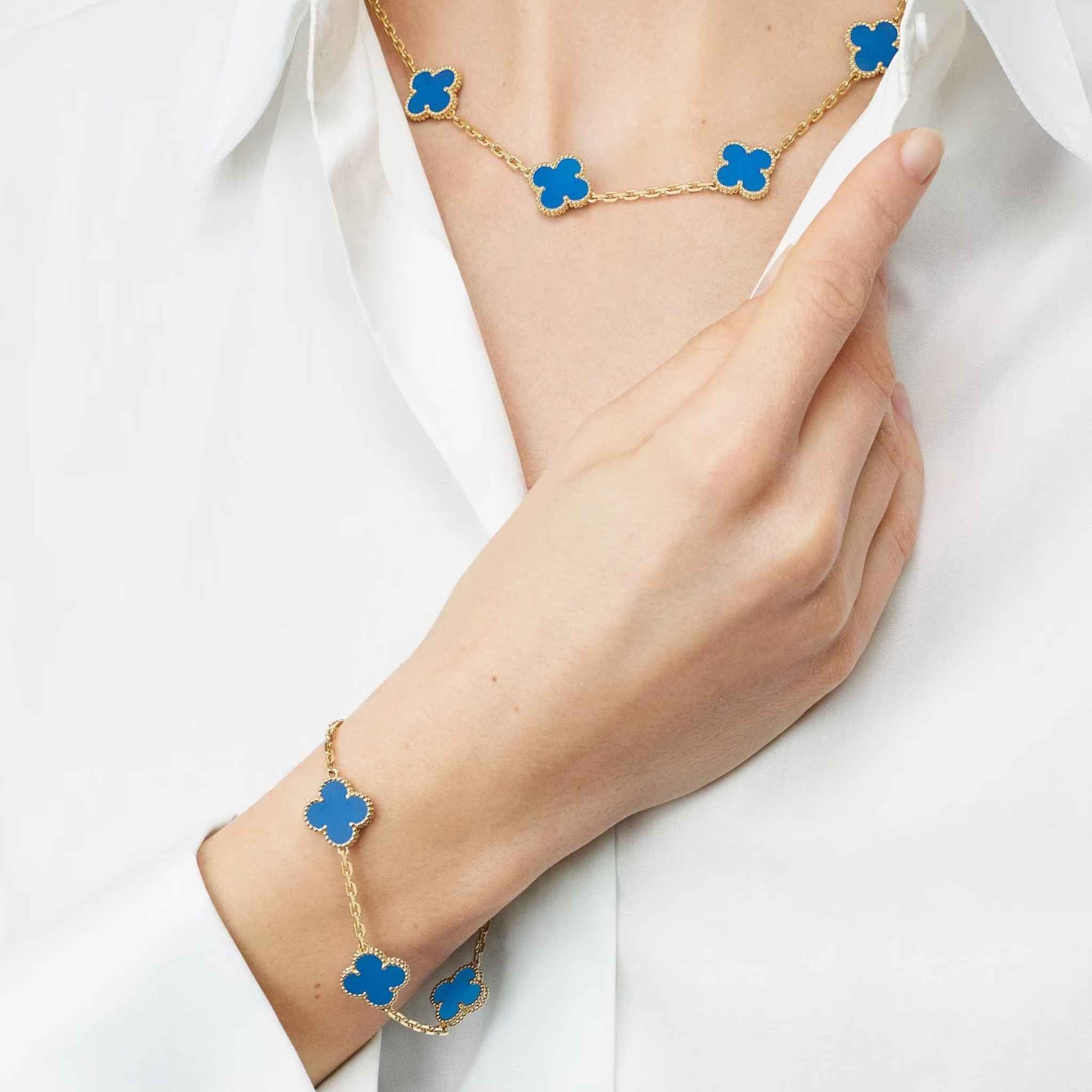 Van Cleef & Arpels Alhambra Gold Motifs Bracelet Agate , Hand model