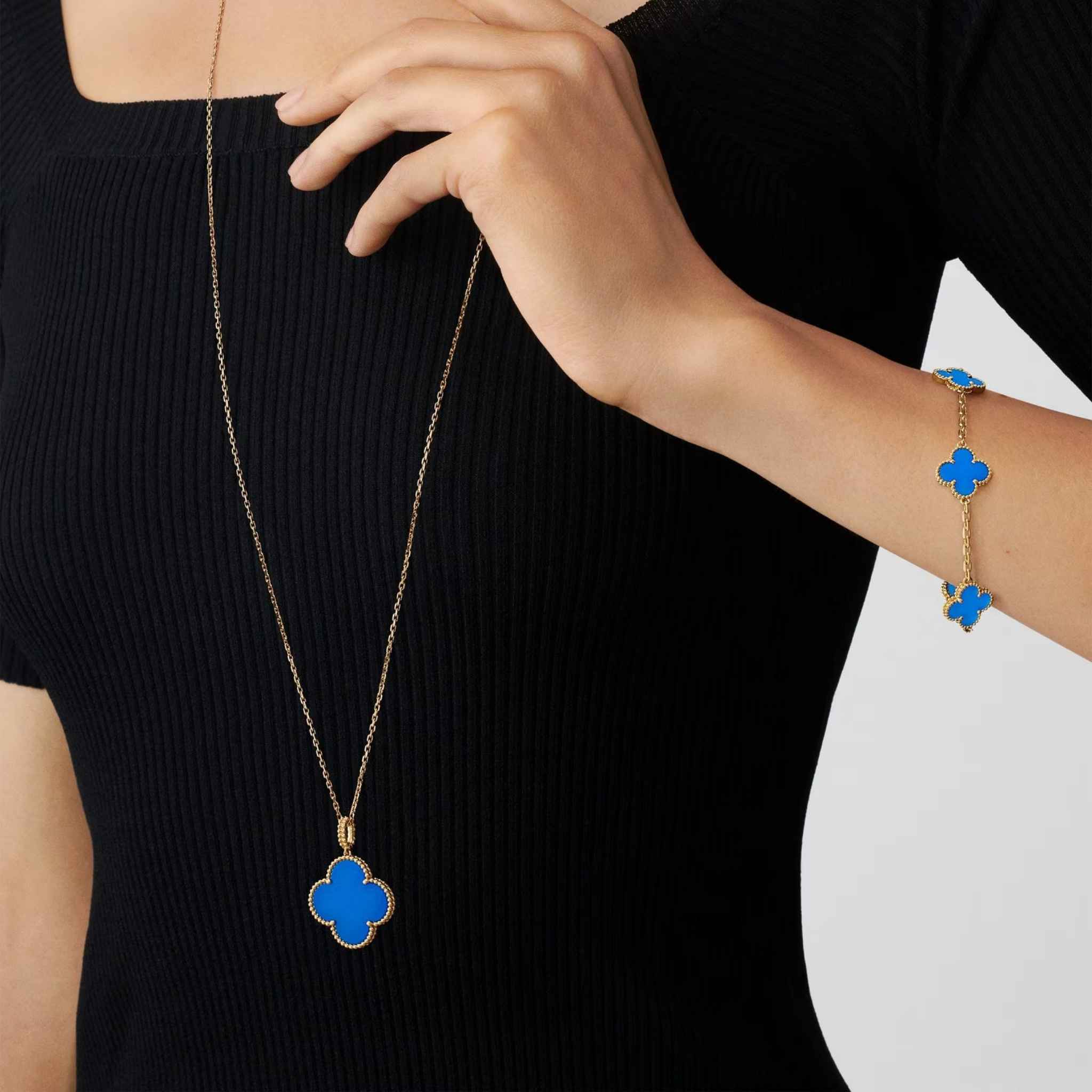 Van Cleef & Arpels Alhambra Gold Motifs Bracelet Agate, Model Closeup