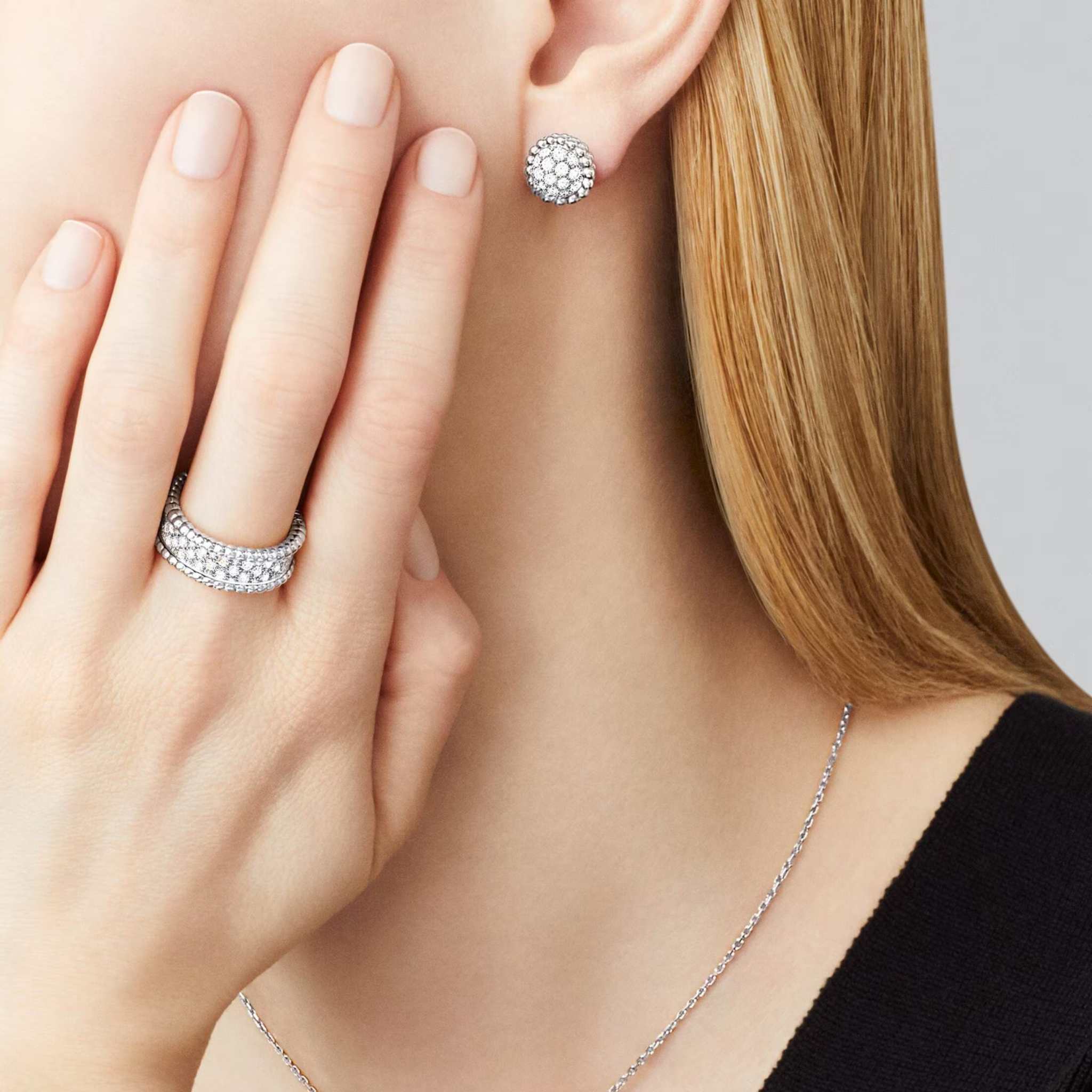 Van Cleef & Arpels Perlée Diamonds Earrings White Gold Diamond, Model