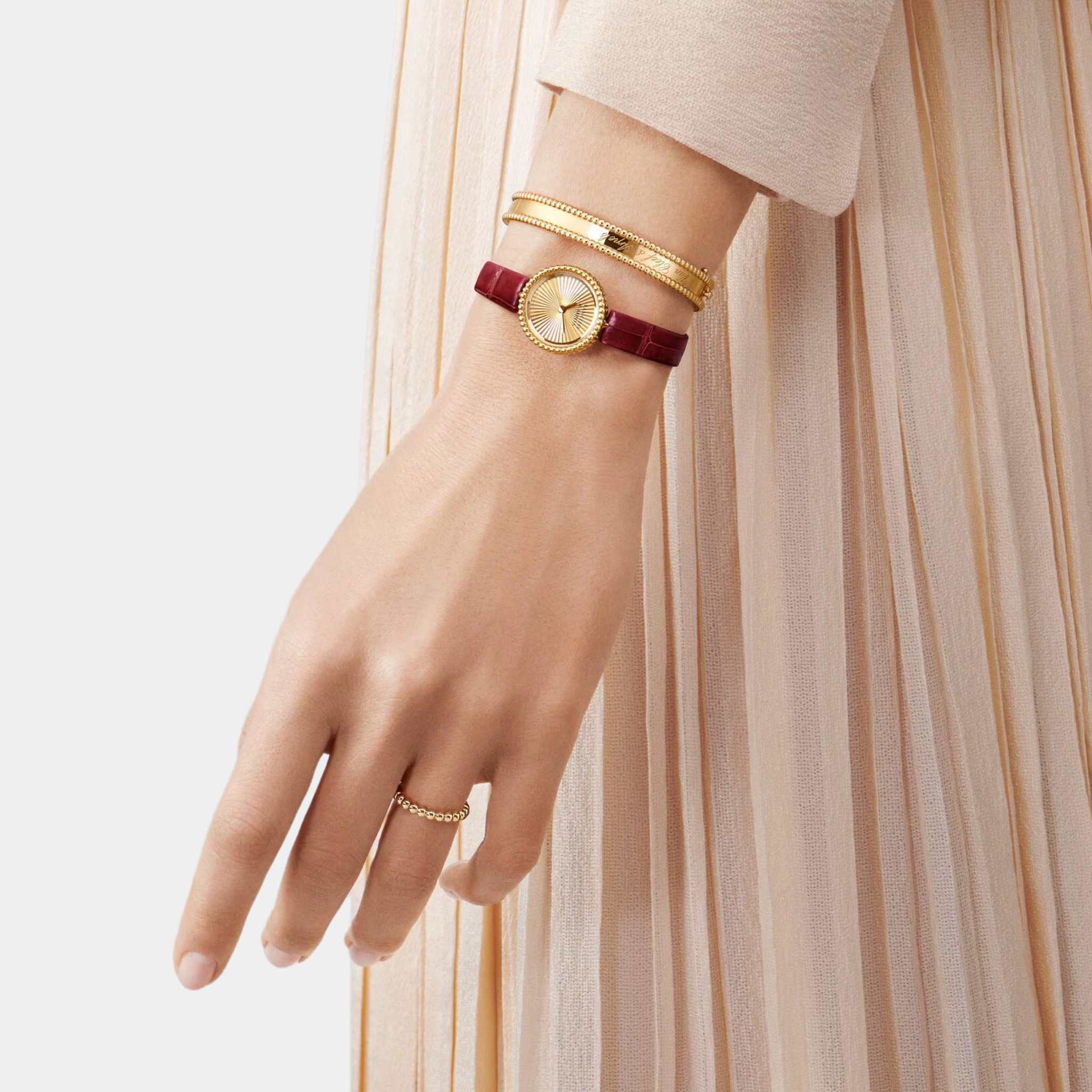 Van Cleef & Arpels Perlée Watch 23 mm Yellow Gold, Model