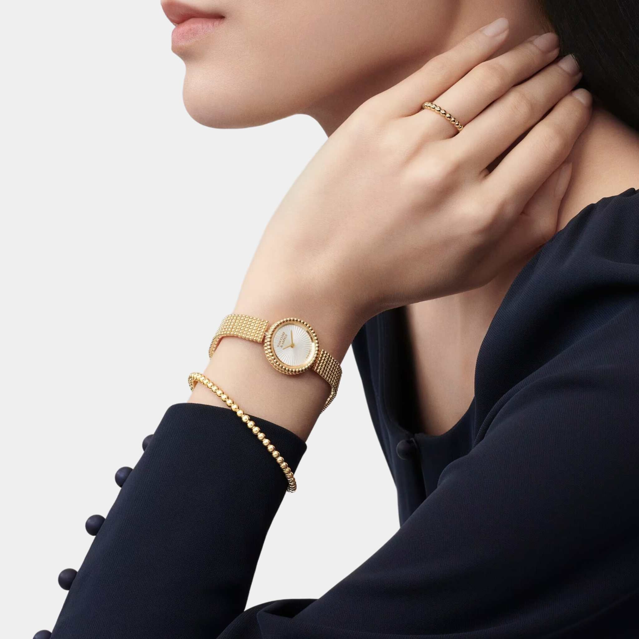 Van Cleef & Arpels Perlée Watch 23 mm Yellow Gold Mother Of Pearl, Model