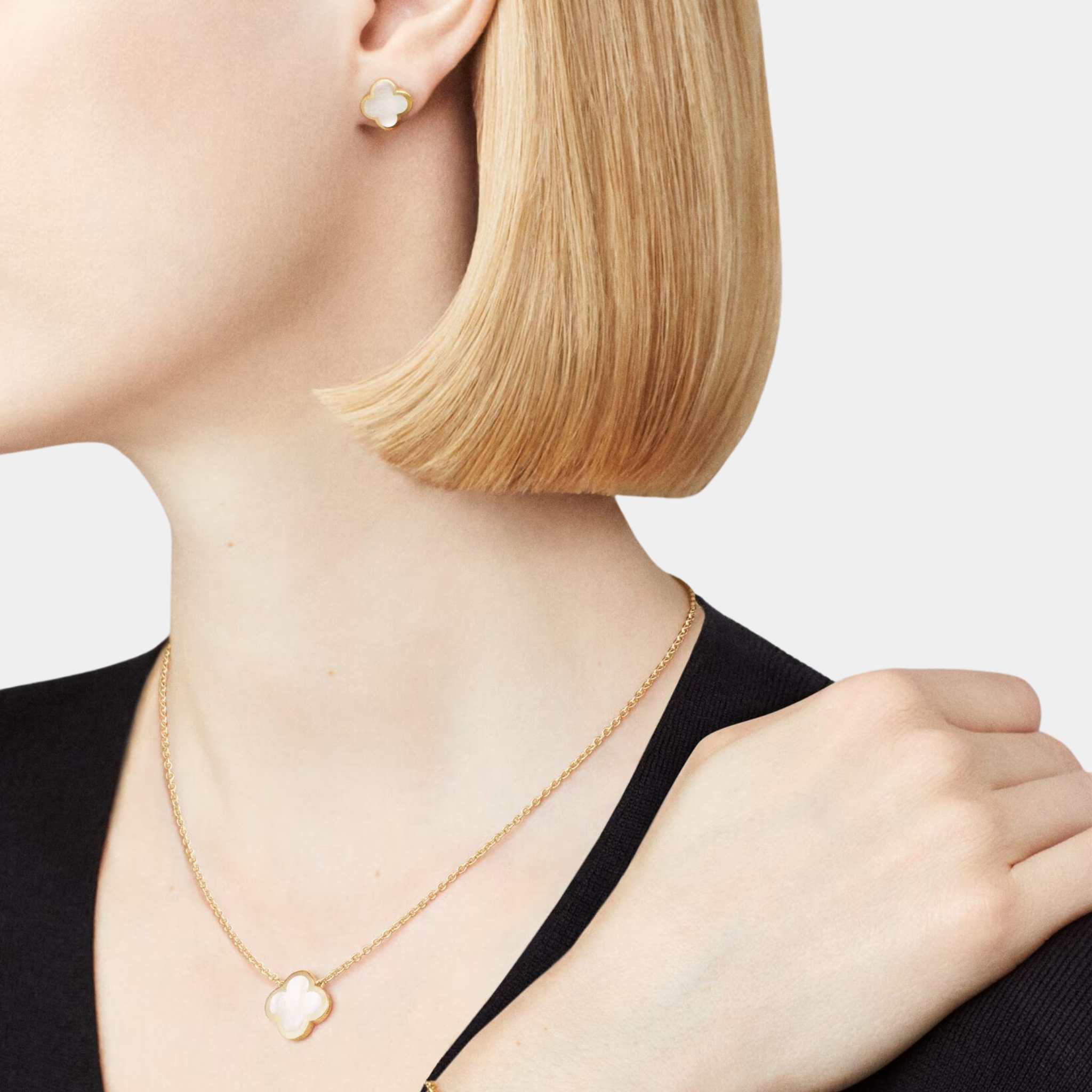 Van Cleef & Arpels Pure Alhambra Earstuds Yellow Gold Mother Of pearl, Model