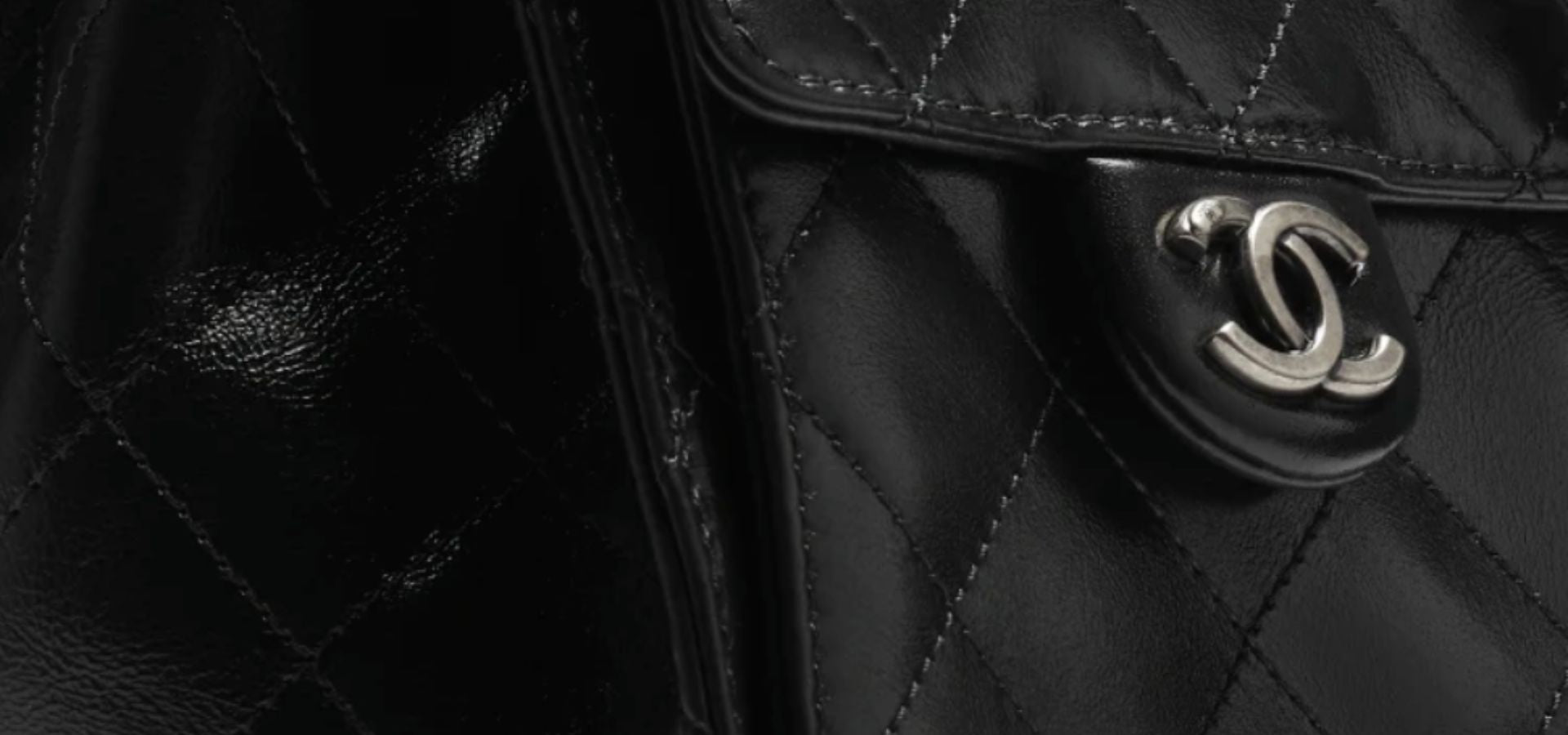 Chanel 25 Handbag Side pocket 