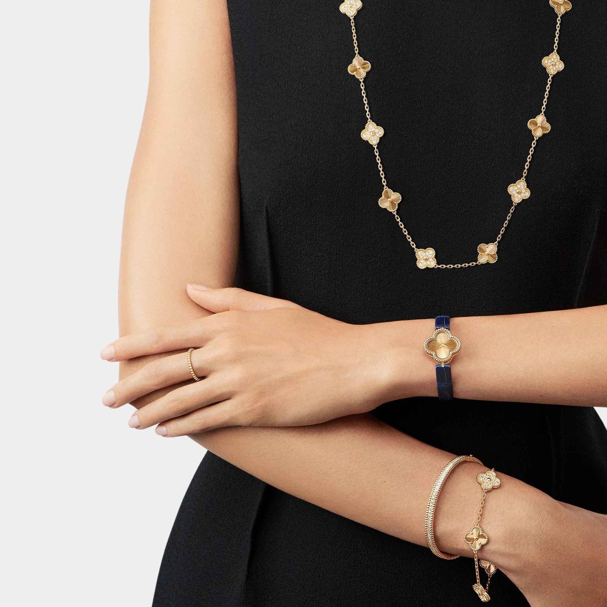 Van Cleef &amp; Arpels Vintage Alhambra Bracelet 5 motifs, Gold with diamonds
Model hand