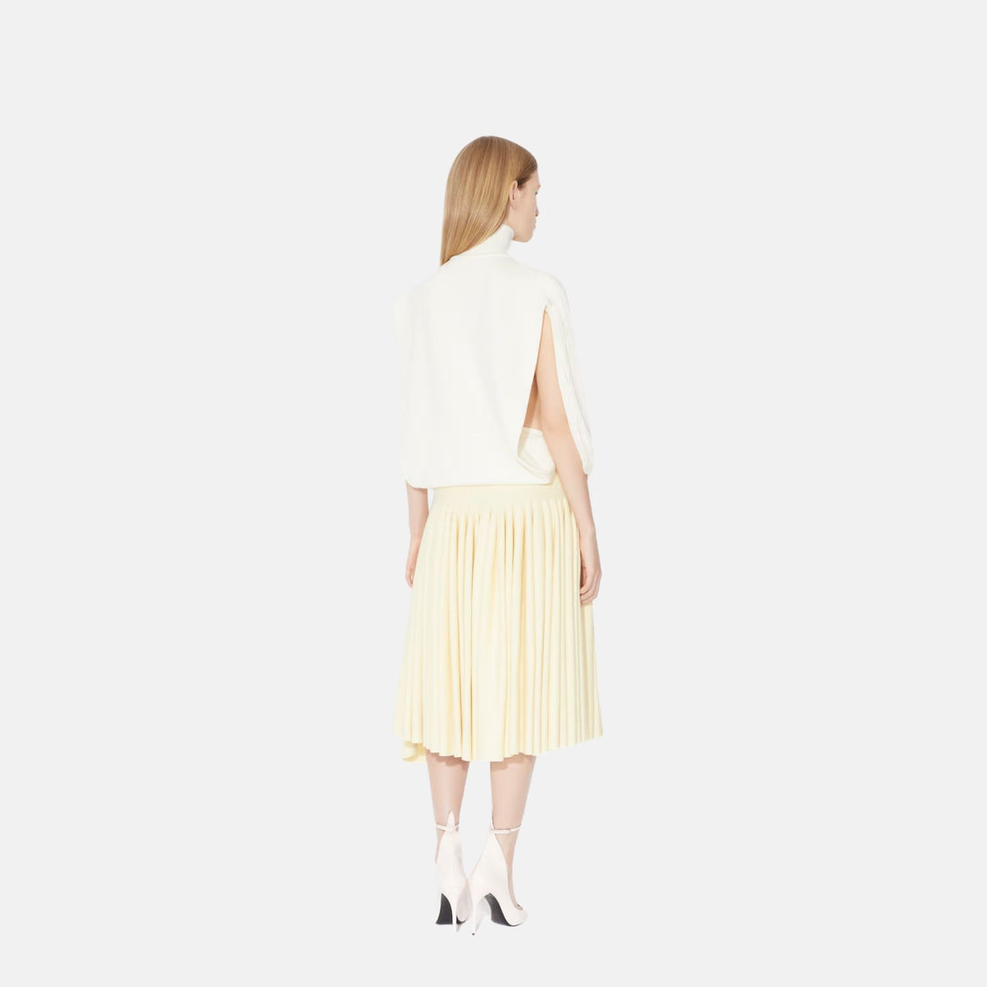 Alaïa كنزة محبوكة بشراريب وياقة عالية، موديل