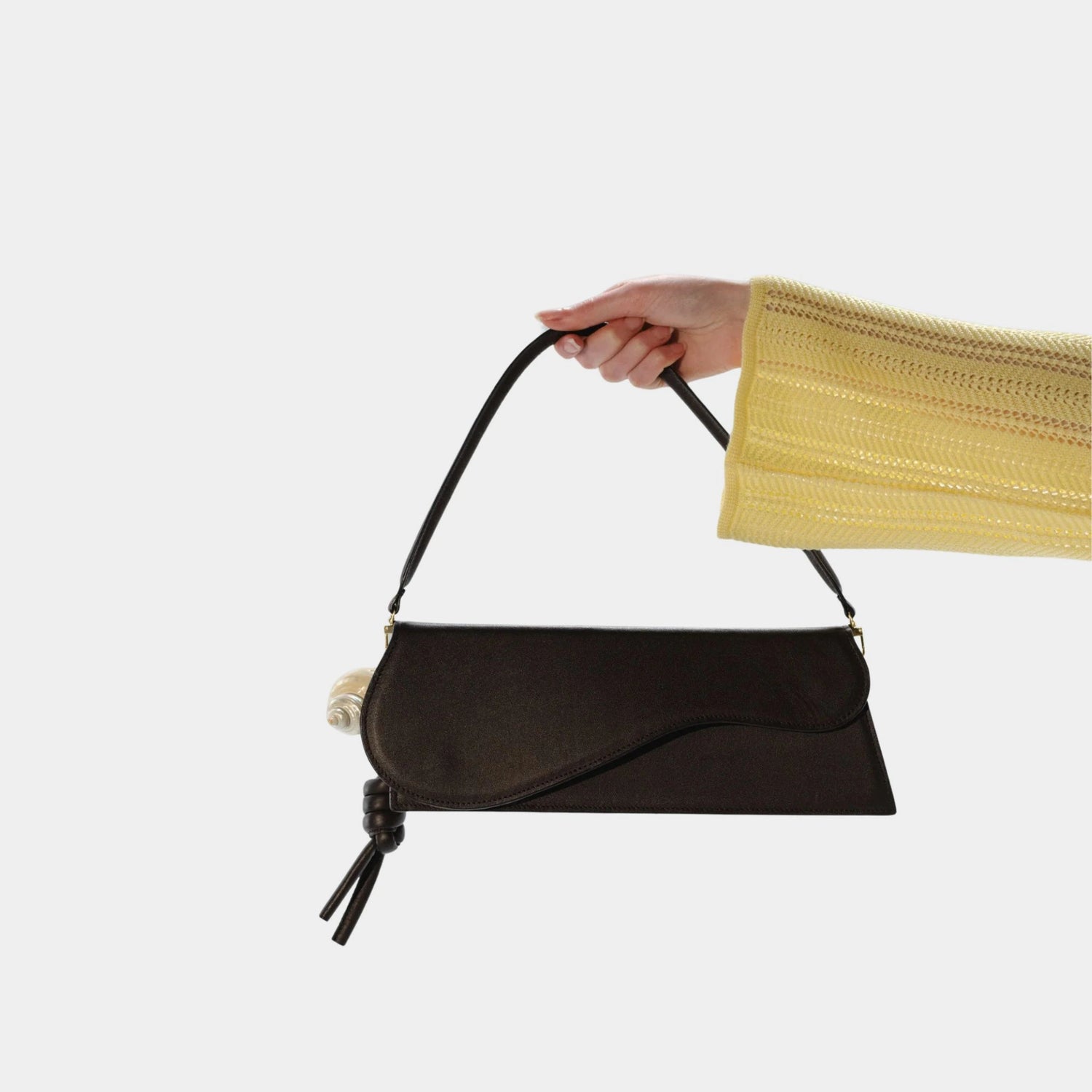 Baobab Lungo Bag, Cacao , Model Hand