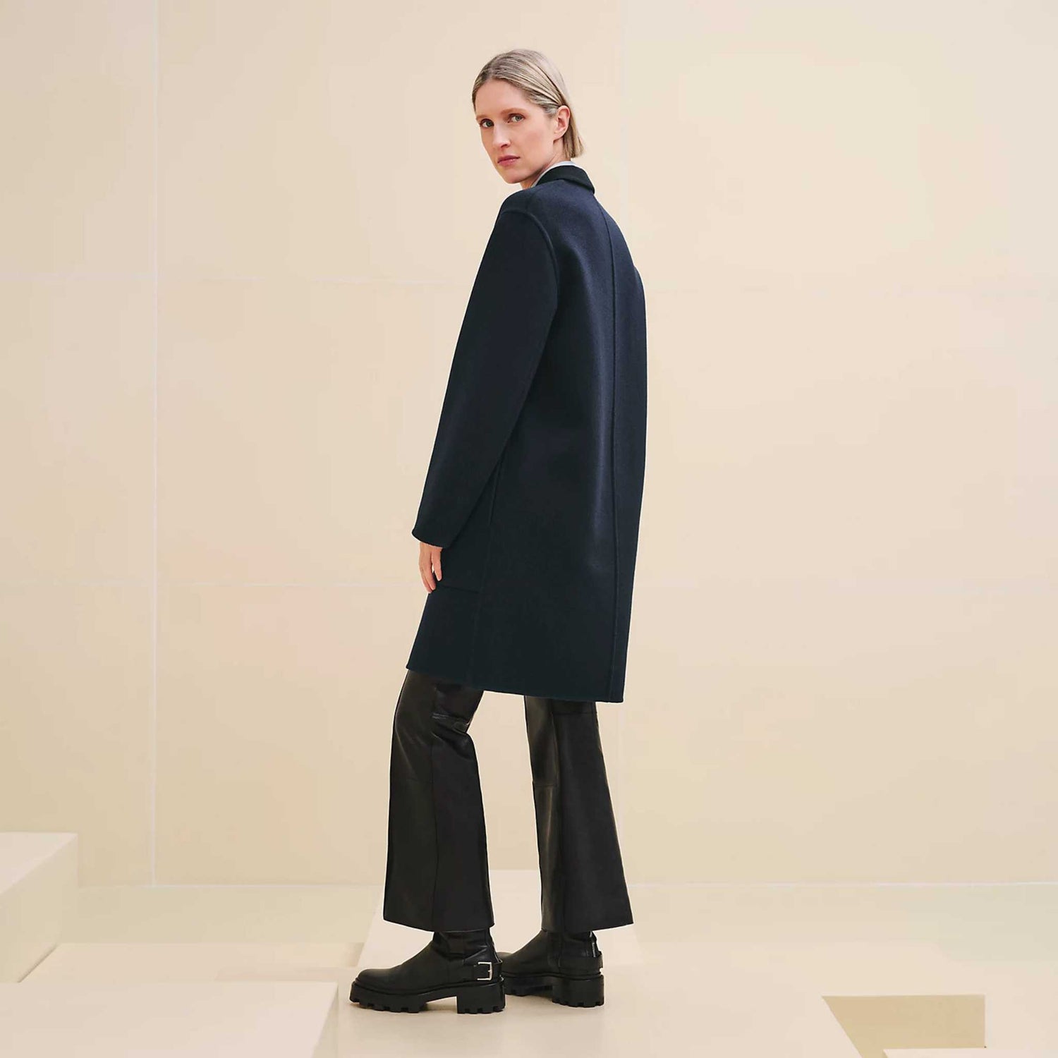 Blue Nior Supple Cashmere Coat Bleu Noir, Side, Model