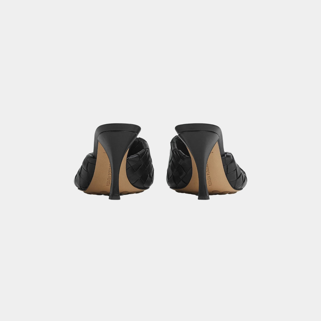 حذاء ميول بكعب عالٍ من Bottega Veneta بتفصيل مطوي وجلد إنتريتشياتو، أسود، من الخلف