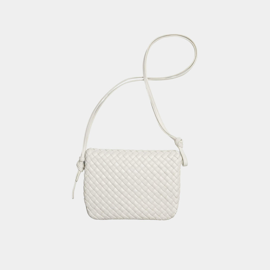حقيبة كروس بودي مسطحة بنمط ميسنجر Cobble من Bottega Veneta، أبيض، من الخلف
