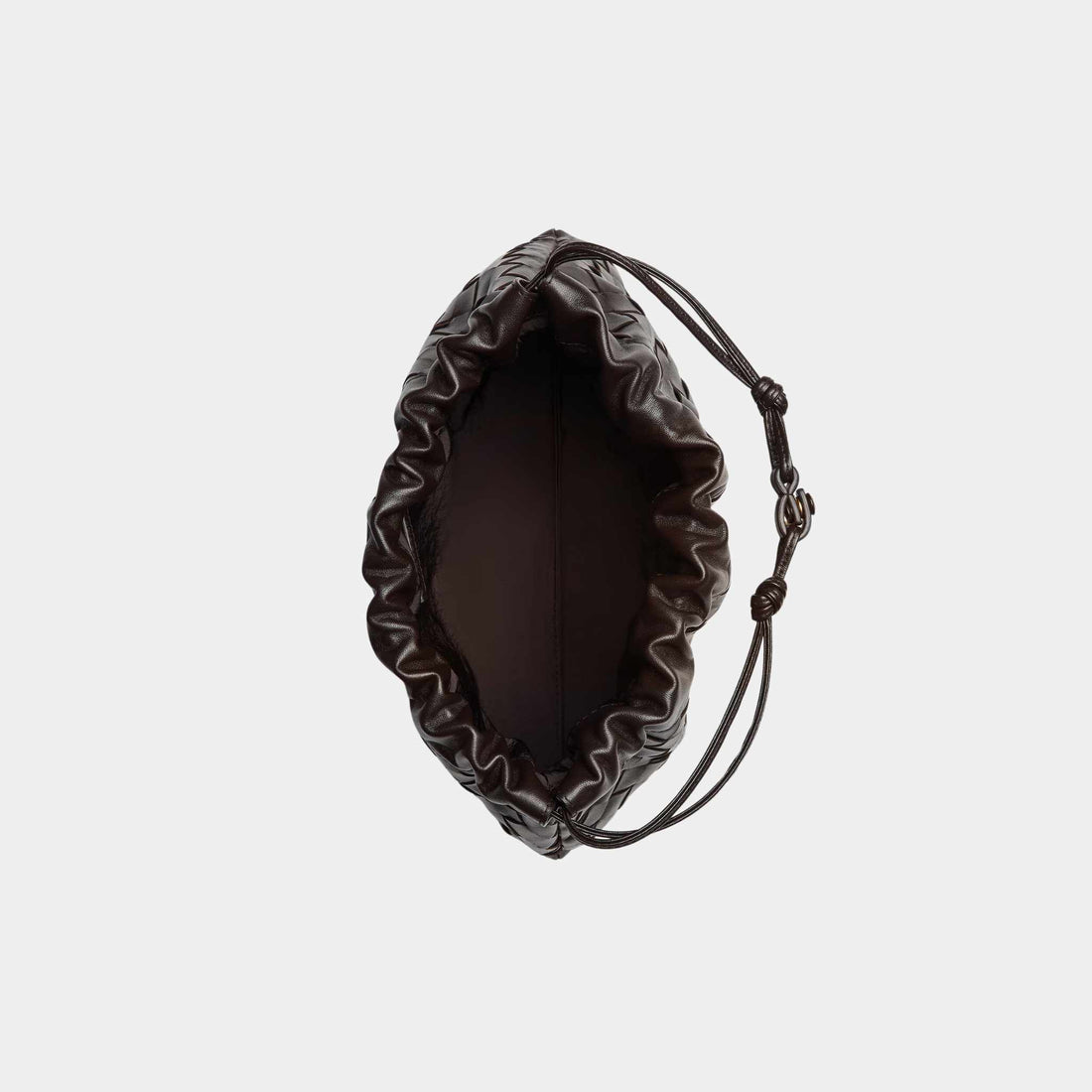 Bottega Veneta كيس غبار من جلد العجل بتفاصيل Intrecciato مع حلقة تثبيت، بلون Fondant، علوي