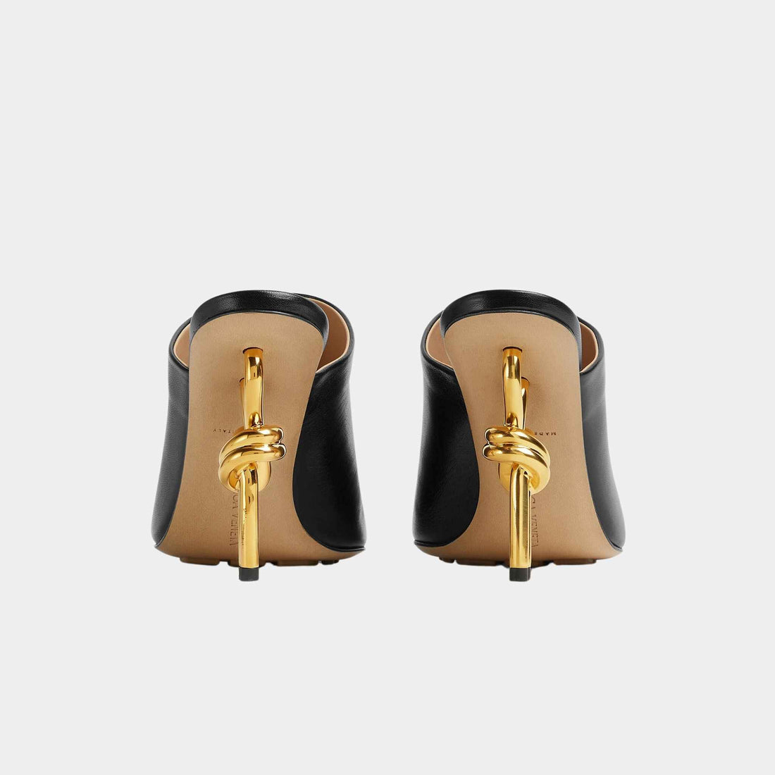حذاء Mule بكعب عالٍ Knot من Bottega Veneta، جلد حمل، كعب بعقدة معدنية ذهبية، أسود، من الخلف