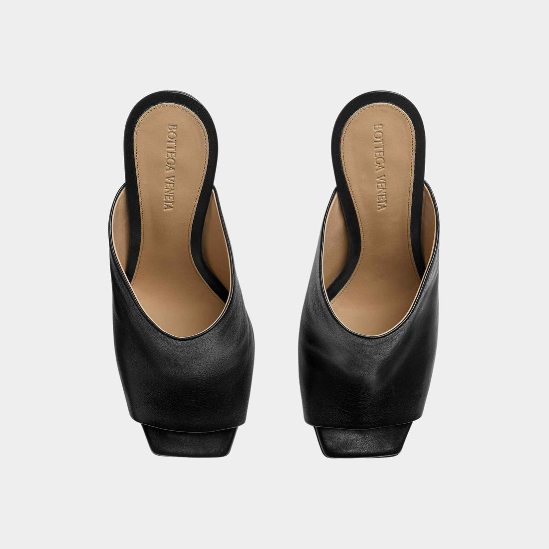 صندل Mule بكعب عالٍ Bottega Veneta Knot من جلد الحمل، بكعب معدني ذهبي على شكل عقدة، أسود، الجزء العلوي
