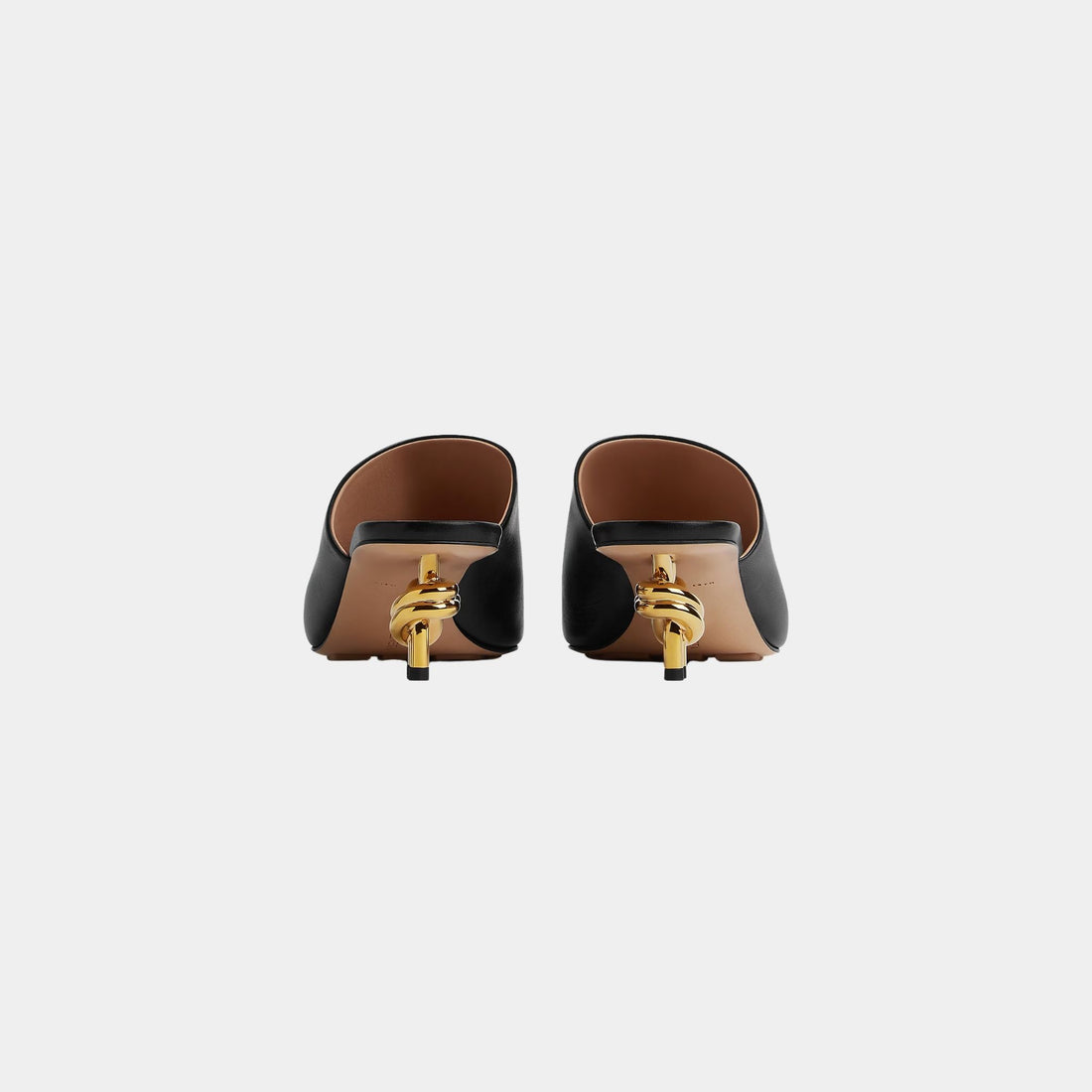 Bottega Veneta صندل Mule Knot من جلد الحمل مع كعب متوسط من معدن بتشطيب ذهبي، أسود، من الخلف