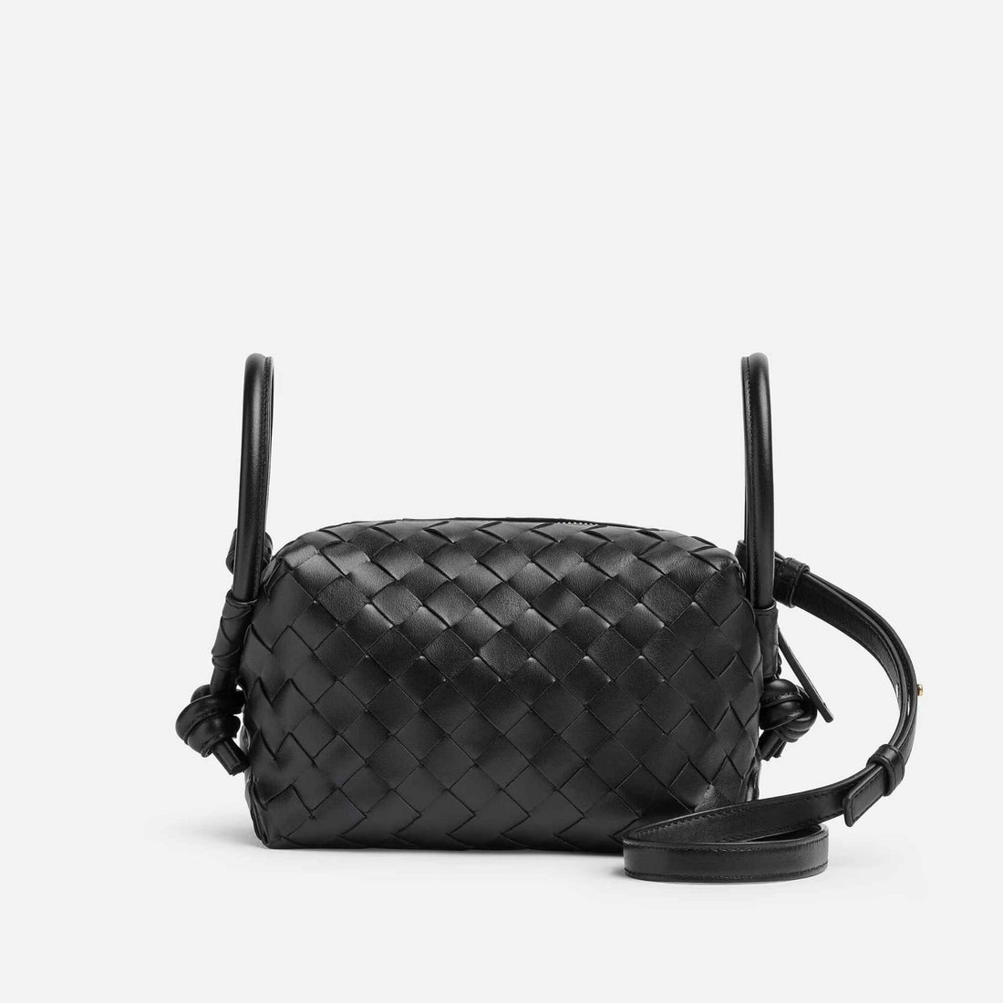 حقيبة Bottega Veneta Loop بمقبض علوي وحزام للكتف، سوداء، من الخلف