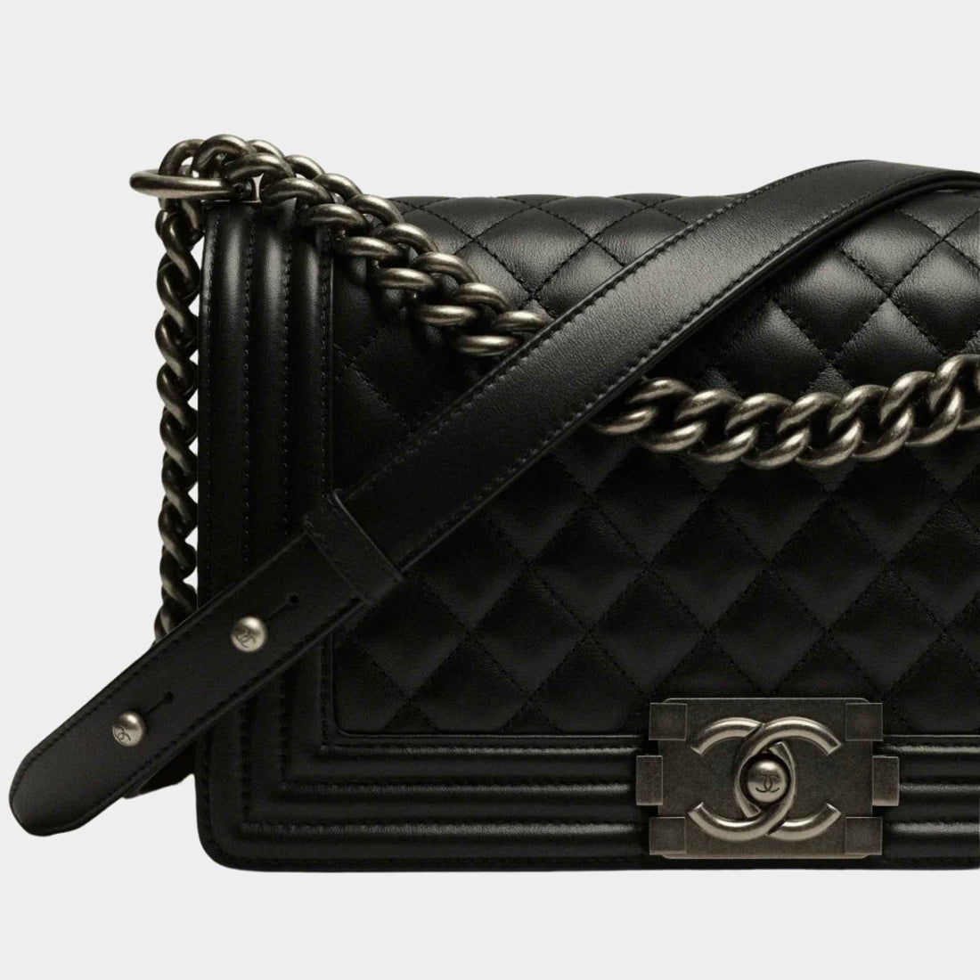 alt
حقيبة يد BOY CHANEL من جلد العجل بمعدن بتشطيب روتينيوم أسود، مغلقة