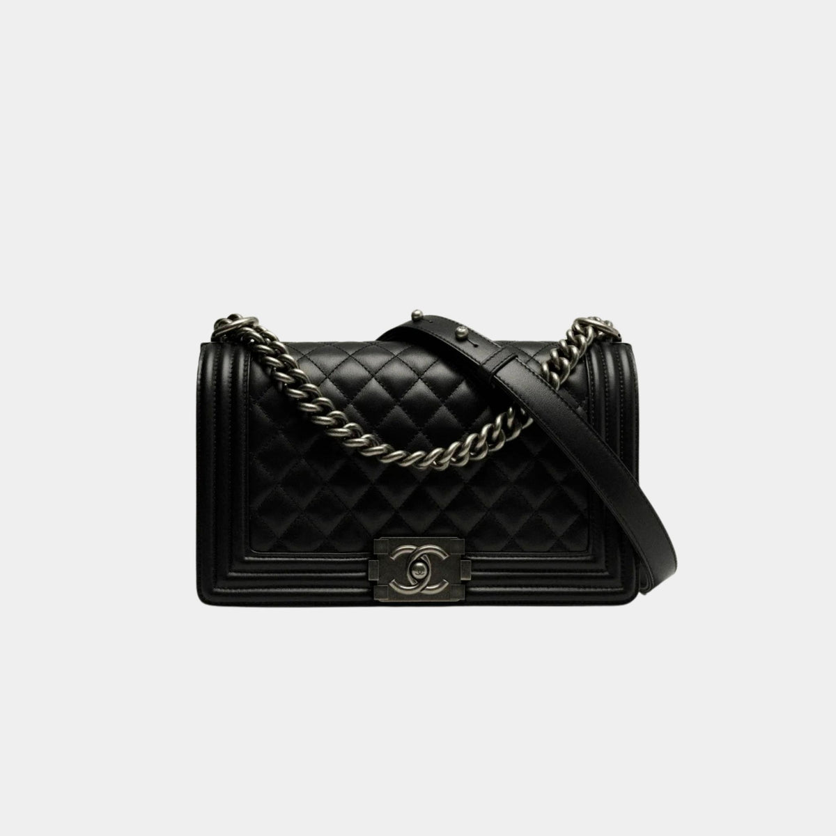 حقيبة BOY CHANEL من جلد العجل مع معدن Ruthenium أسود