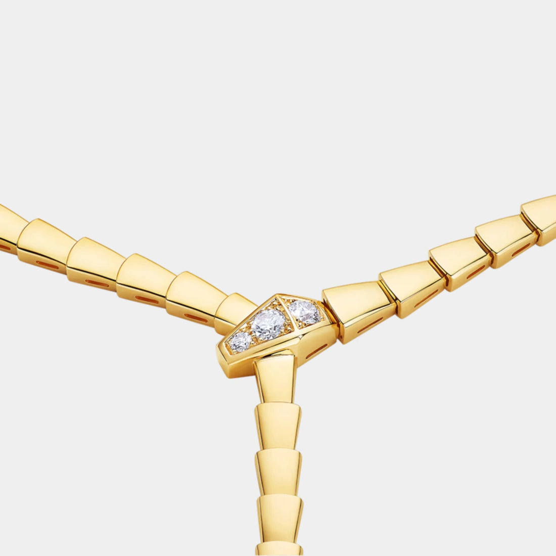 قلادة Bvlgari Serpenti Viper مزينة بألماس بافي نصفية، ذهب أصفر، لقطة قريبة