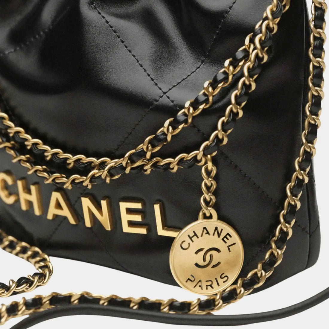 حقيبة يد CHANEL 22 من جلد عجل لامع بمعدن بلون ذهبي، أسود، عن قرب