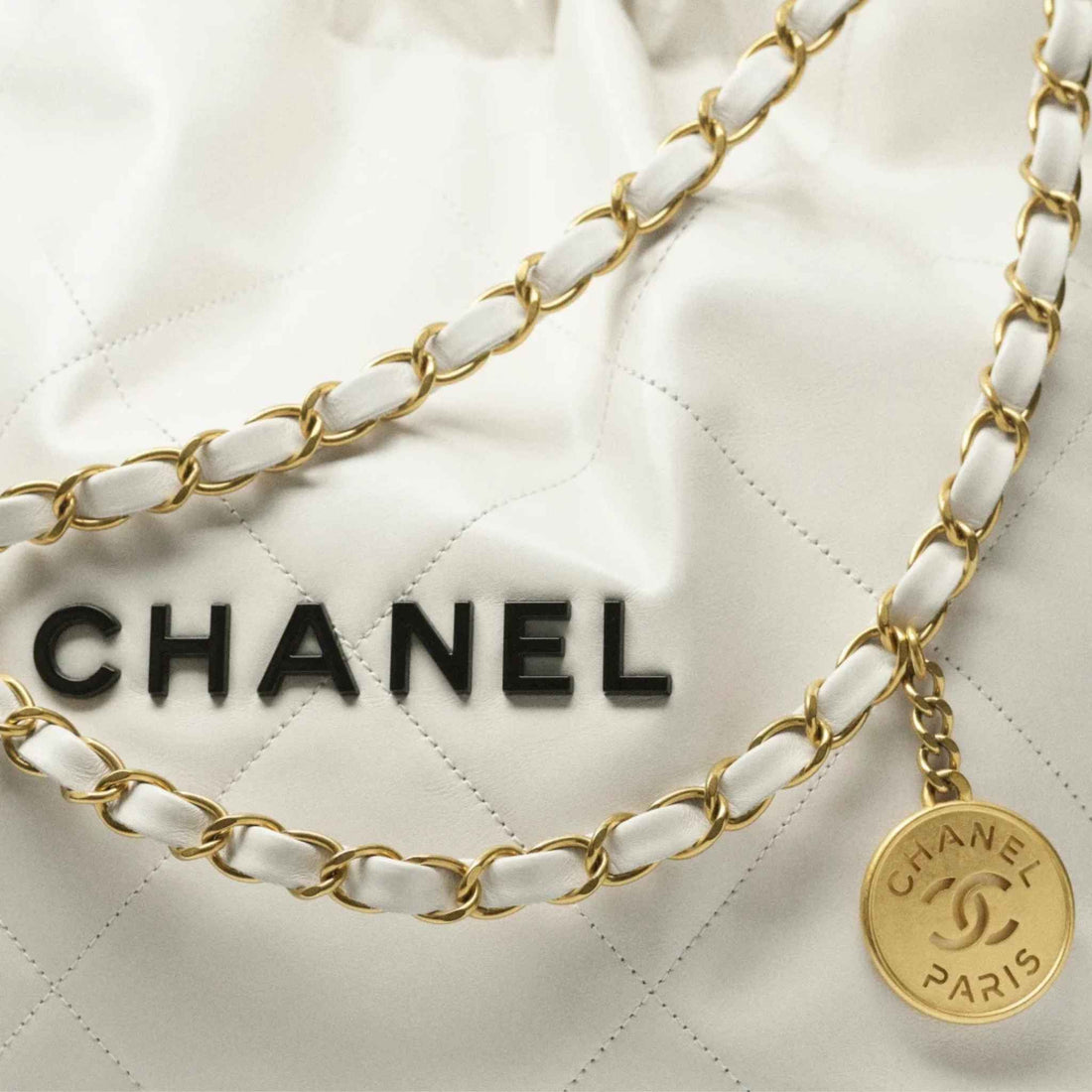CHANEL 22 حقيبة يد صغيرة من جلد العجل، لقطة مقربة