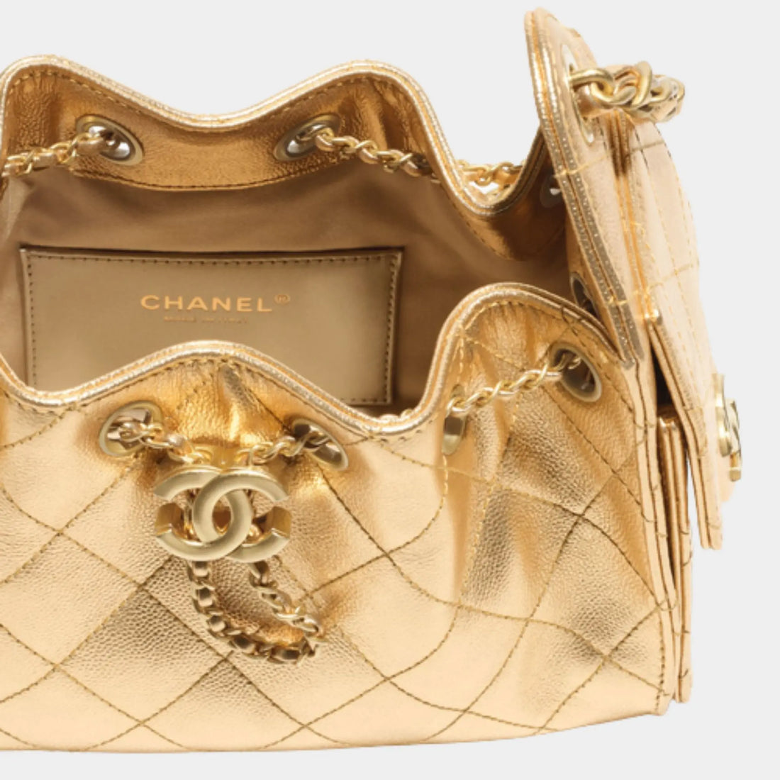 حقيبة يد ميني Chanel من جلد عجل محبب معدني، لقطة مقرّبة