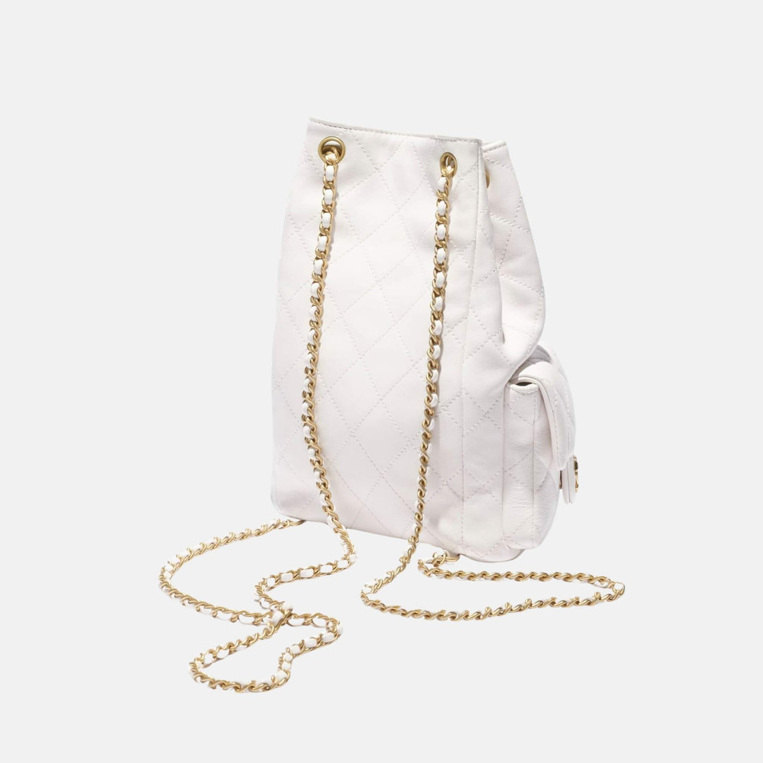Chanel حقيبة ظهر كروز 2024/25 من جلد الحمل اللامع ومعدن بلون ذهبي، أبيض، من الخلف