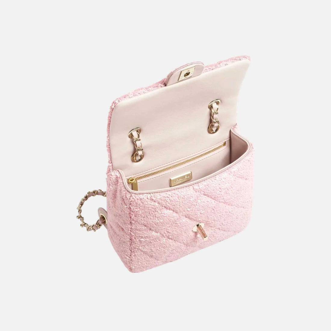 حقيبة ظهر Chanel بترتر مبطن ومعدن ذهبي، من الداخل