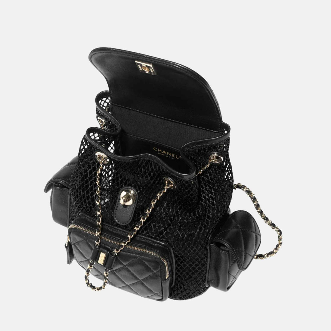 Chanel حقيبة ظهر من شبك وجلد حمل لامع ومعدن بلون ذهبي، من الداخل