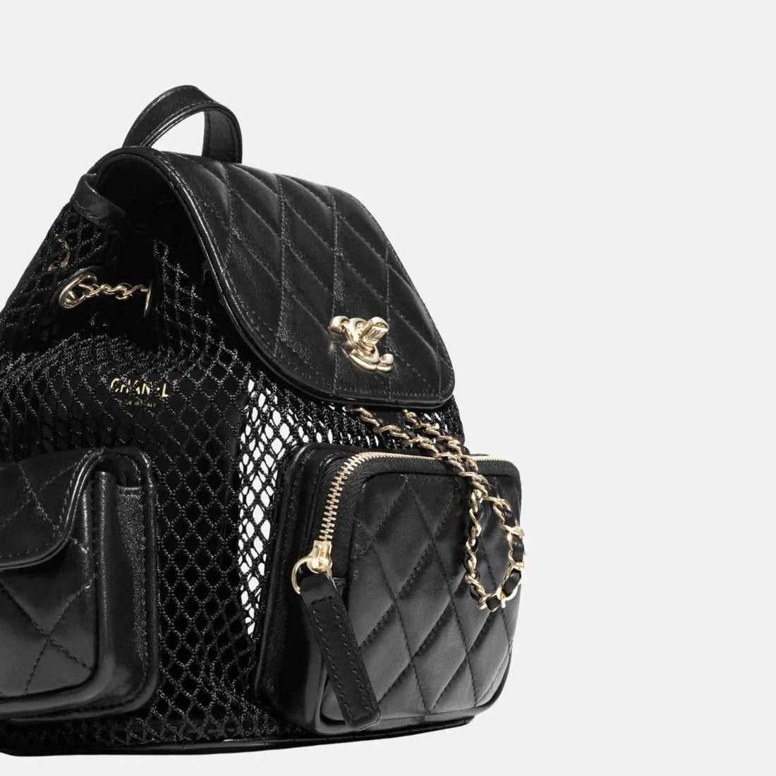 حقيبة ظهر Chanel من شبك وجلد حمل لامع ومعدن بلون ذهبي، من الجانب