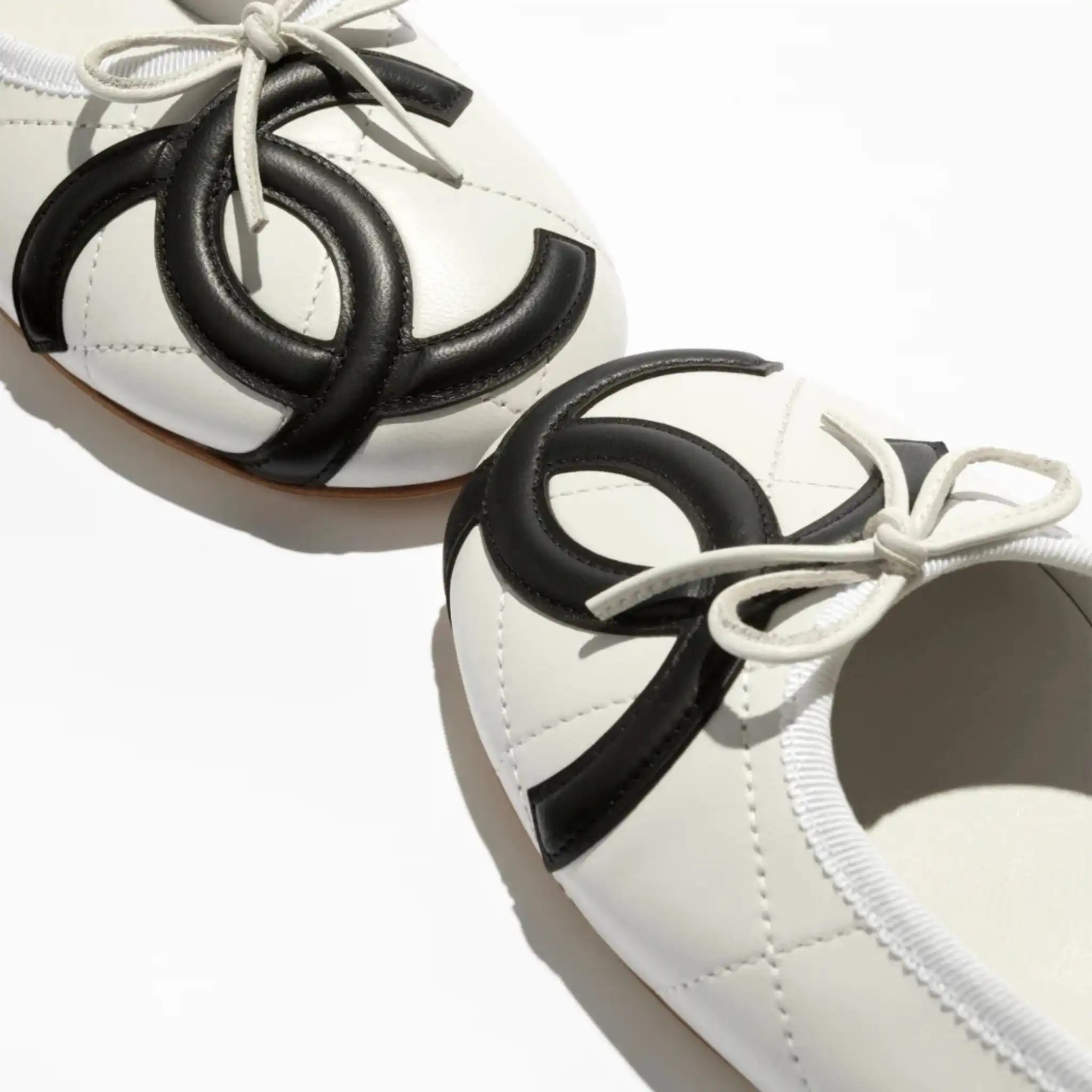 Chanel Ballet Flats in Lambskin, White, Top