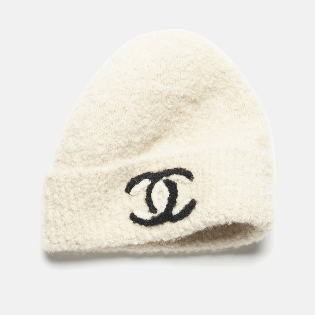 Chanel Beanie Cashmere &amp; Alpaca in Ecru and Black, Coco Neige 2026, front view