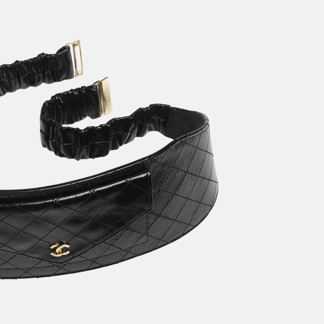 alt
حزام Chanel من جلد الحمل والمعدن، عن قرب