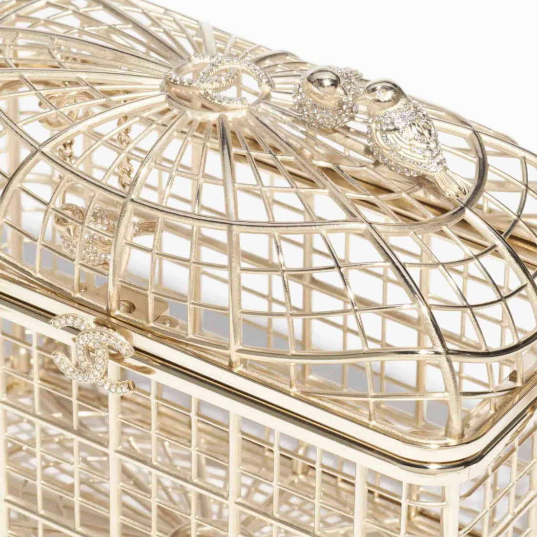 Chanel حقيبة ميناوديار على شكل قفص الطيور من معدن بلون ذهبي وكريستال سترس ذهبي، عن قرب