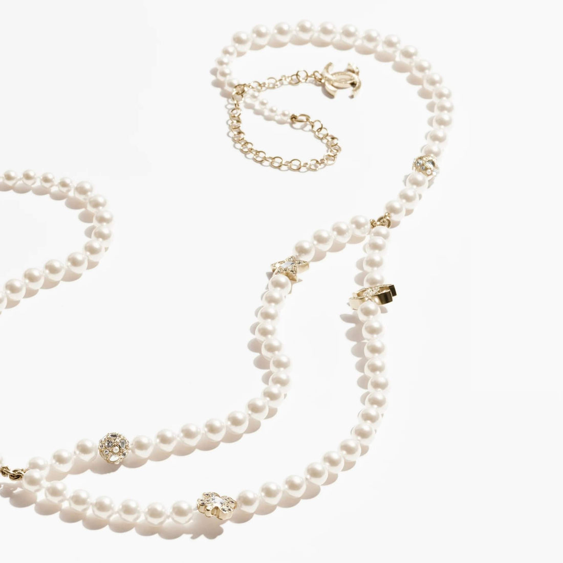 حزام Chanel بسلسلة من المعدن والزجاج واللآلئ والأحجار اللامعة، ذهبي وأبيض لؤلؤي وكريستال، لقطة مقربة