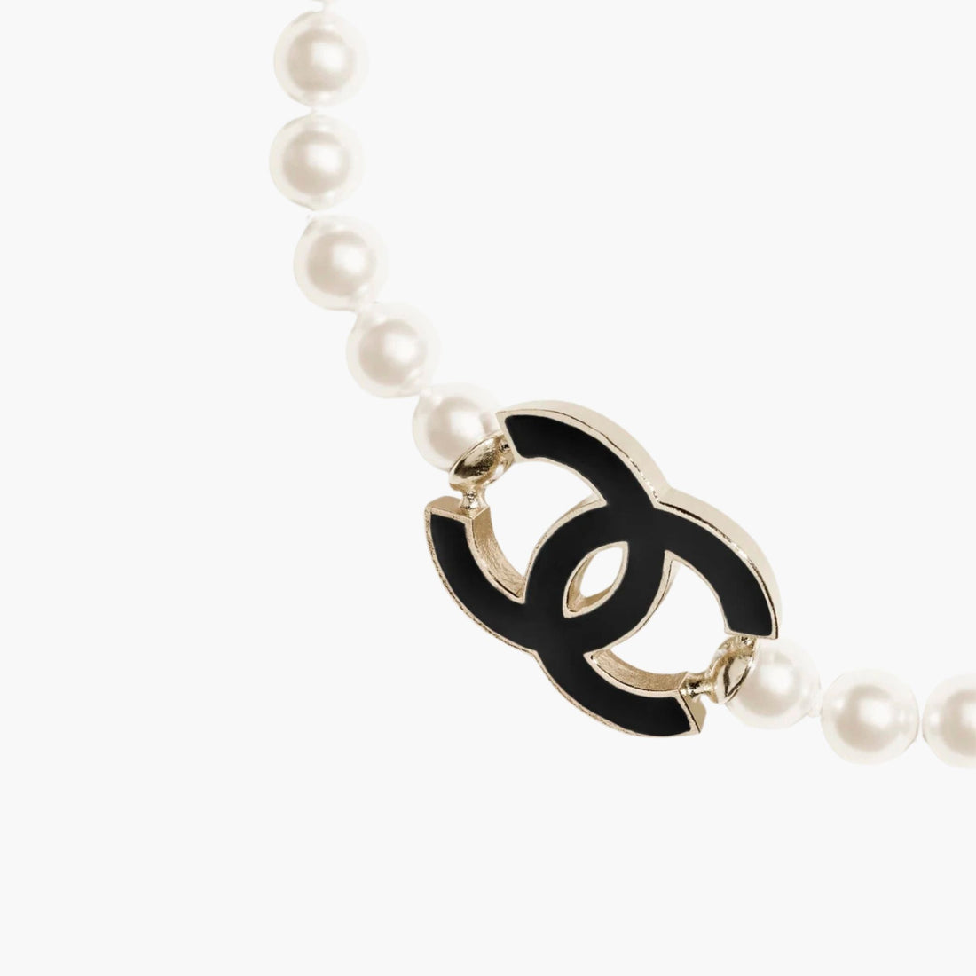 alt
قلادة تشوكر من Chanel من معدن وزجاج ولآلئ وراتنج، سوداء، بشعار
