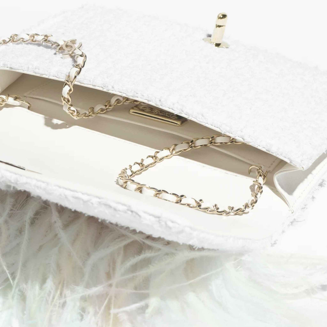 كلتش Chanel بتويد مع ريش ولآلئ ومعدن بلون ذهبي، أبيض، من الداخل