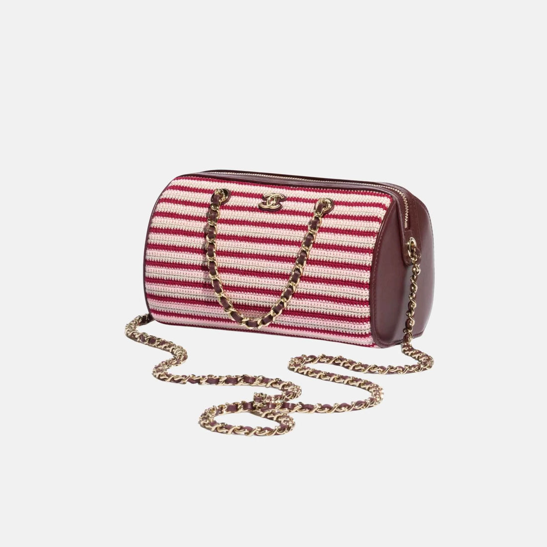 Chanel كلتش بسلسلة من جلد الحمل المحبوك ومعدن ذهبي اللون، من الجانب