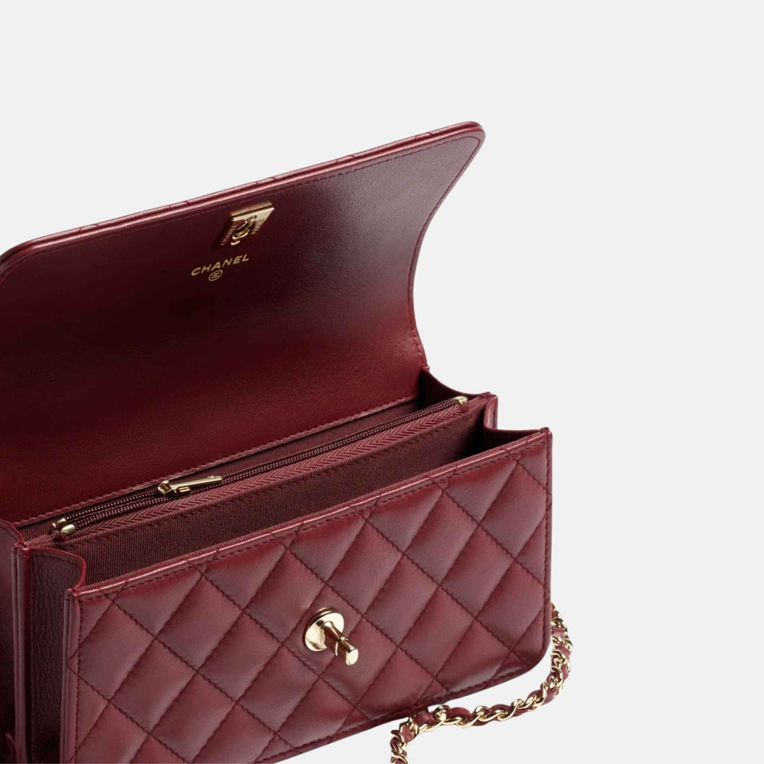 كلتش Chanel بسلسلة من جلد الحمل وأحجار الراين، من الداخل