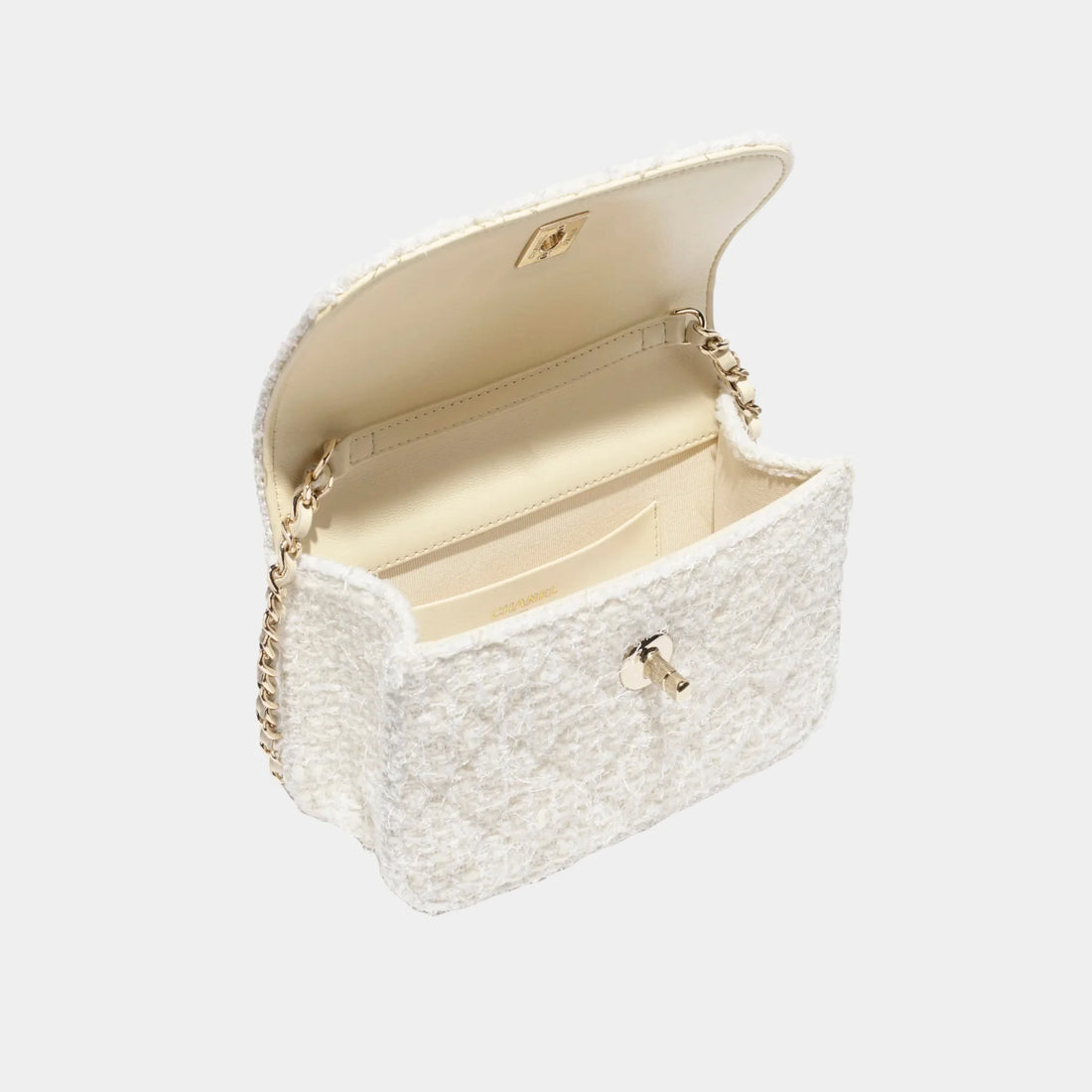 Chanel حقيبة كلاتش بسلسلة من التويد واللؤلؤ المقلد والمعدن بلون ذهبي، باللونين العاجي والأبيض، علوية