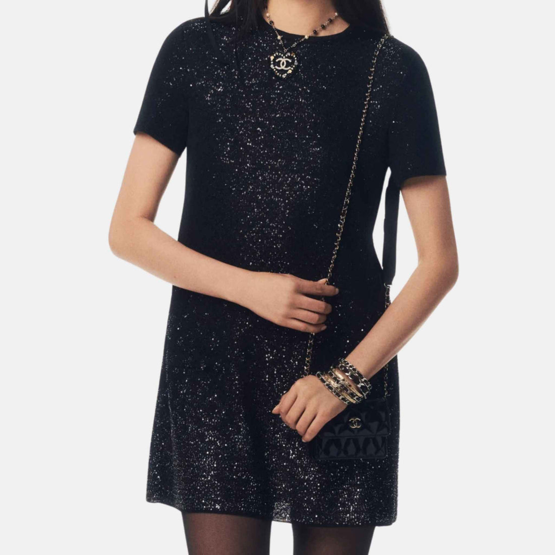 فستان Chanel من ألياف مختلطة لامعة باللون الأسود، عرض عن قرب