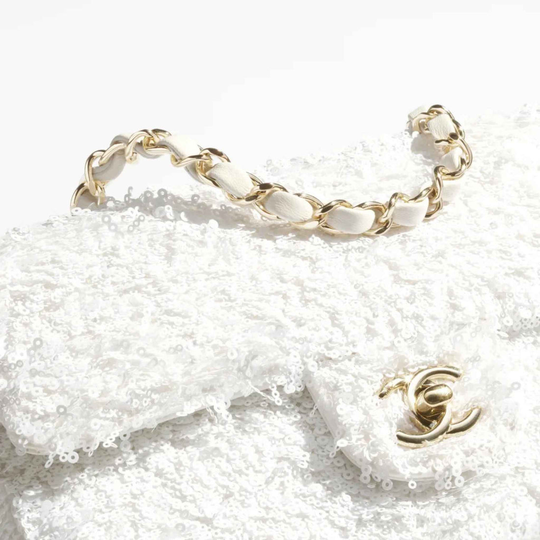 حقيبة مسائية من Chanel بترتر مهدب ومعدن بلون ذهبي، لقطة قريبة